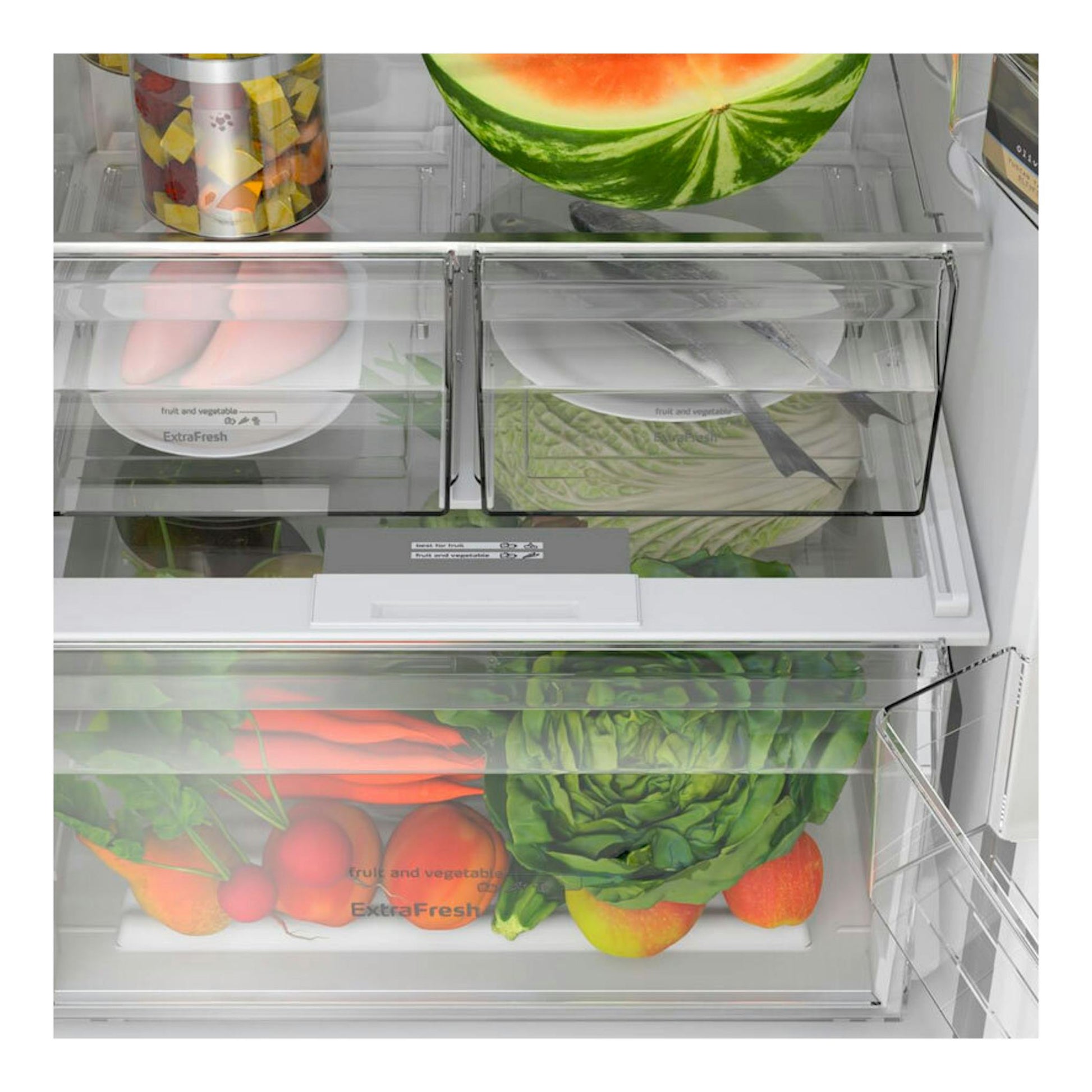 Interior de frigorífico Balay 3KFE753XI Inox, vista frontal de cajones transparentes con frutas y verduras.