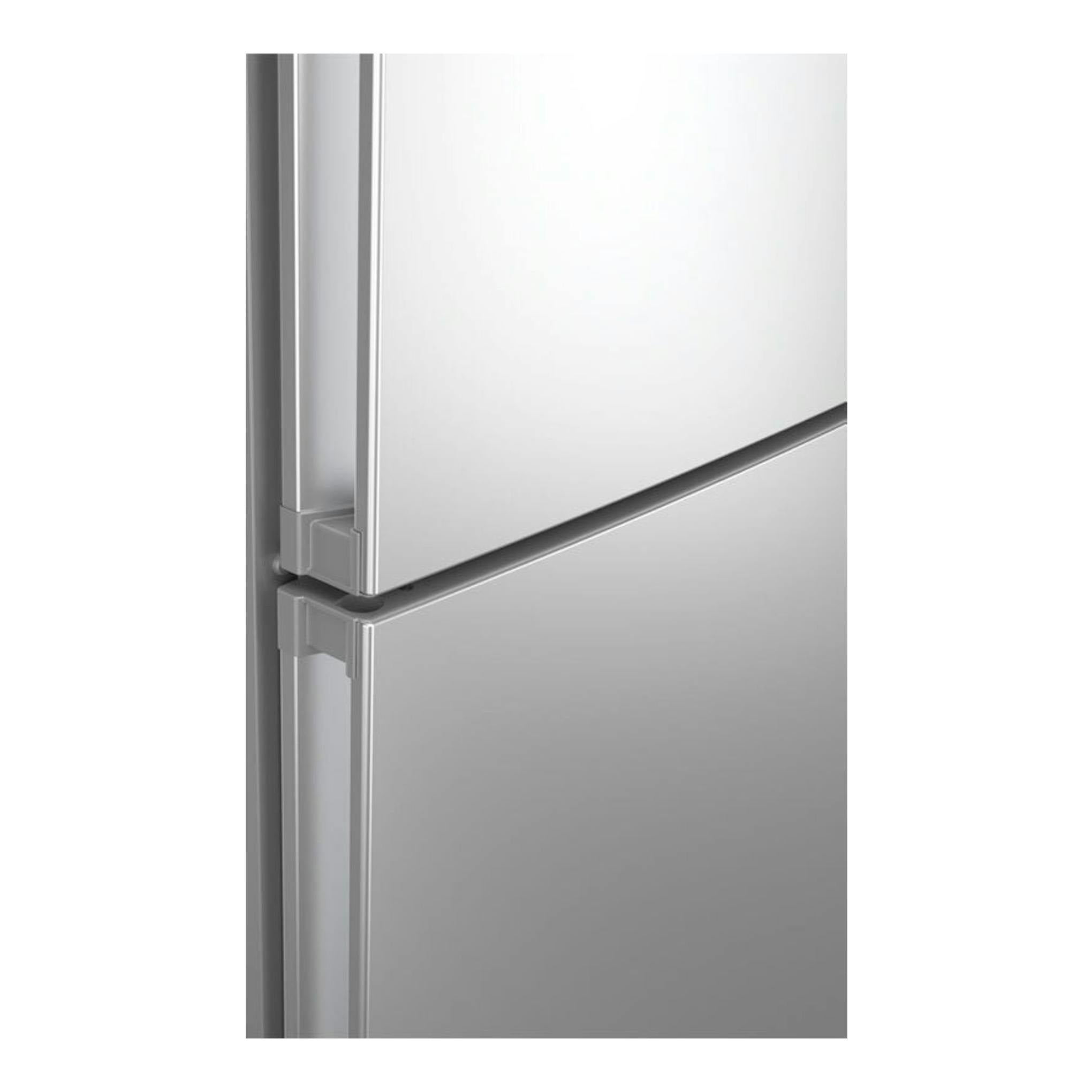 Frigorífico combi Balay 3KFE753XI en inox, detalle en primer plano de las puertas y bisagras.