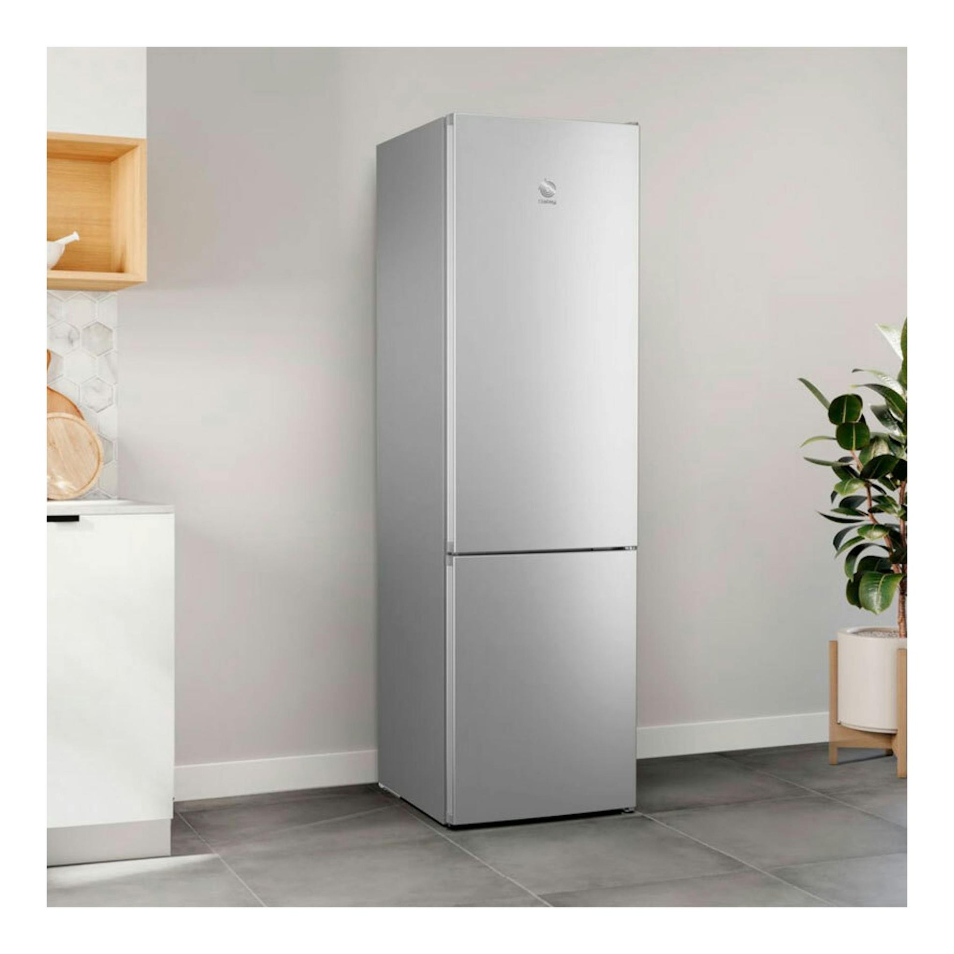 Frigorífico combi Balay 3KFE753XI en acero inoxidable, vista frontal, con congelador inferior.