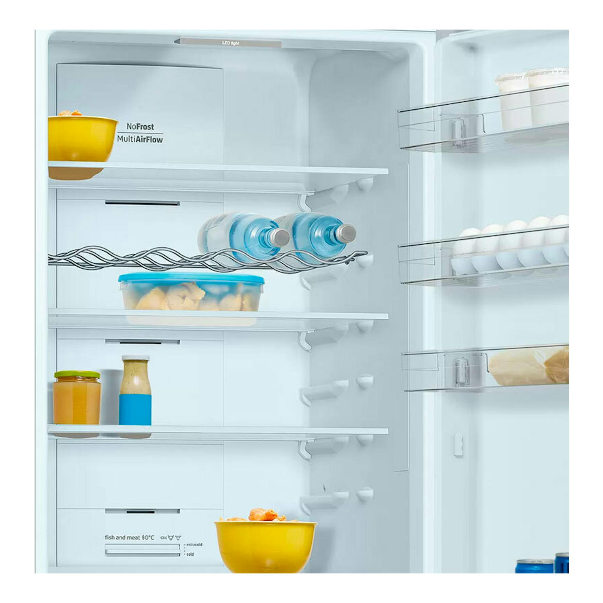 Frigorífico combi Balay 3KFE763XI Inox abierto, interior blanco con estantes, botellas y recipientes.