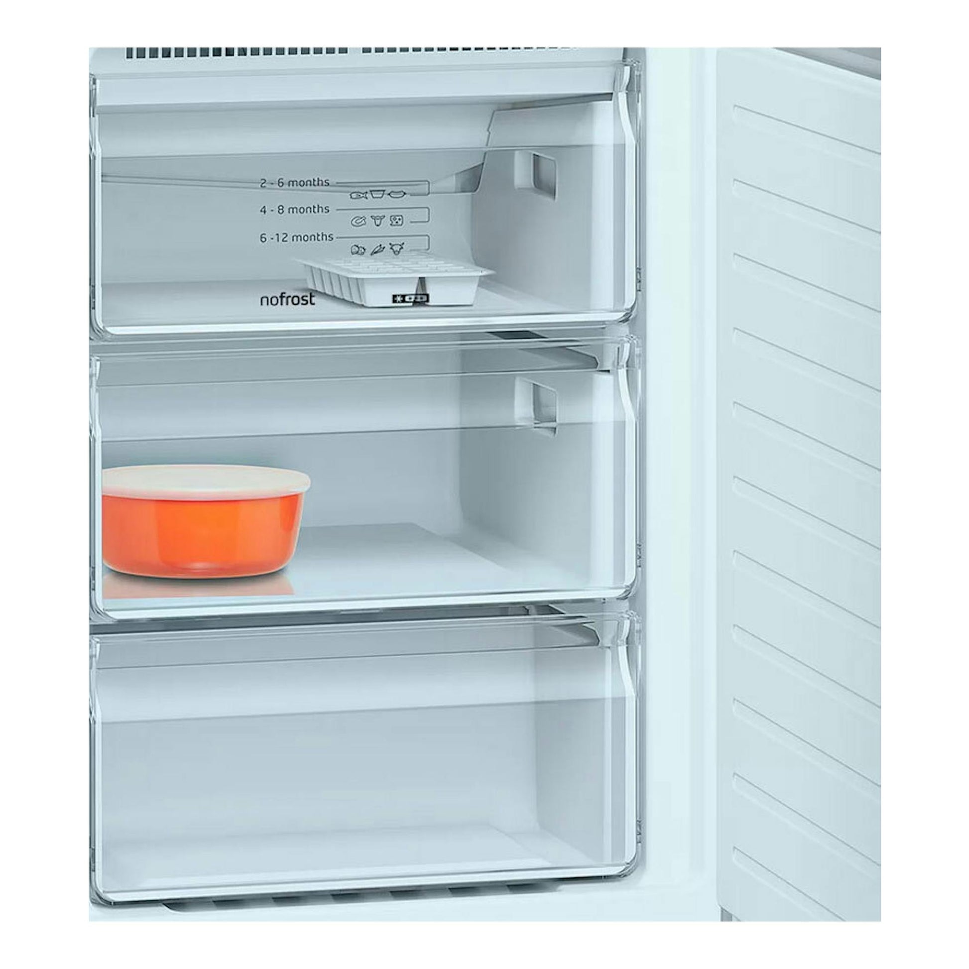 Frigorífico combi Balay 3KFE763XI inox, vista frontal del interior con cajones transparentes y un recipiente.
