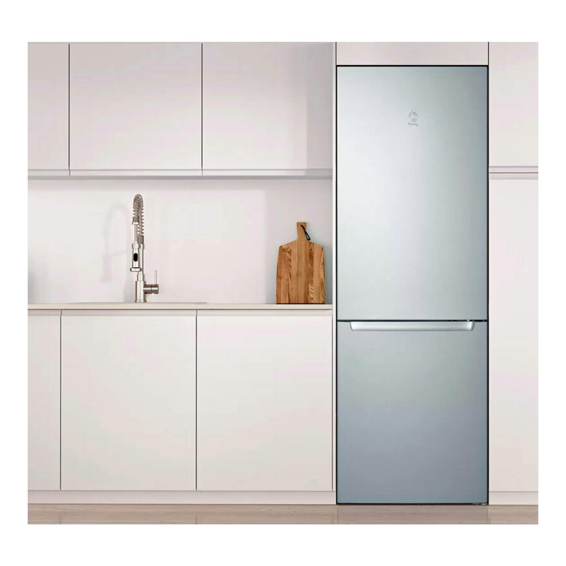 Frigorífico combi Balay 3KFE763XI inox, vista frontal, integrado en cocina blanca.