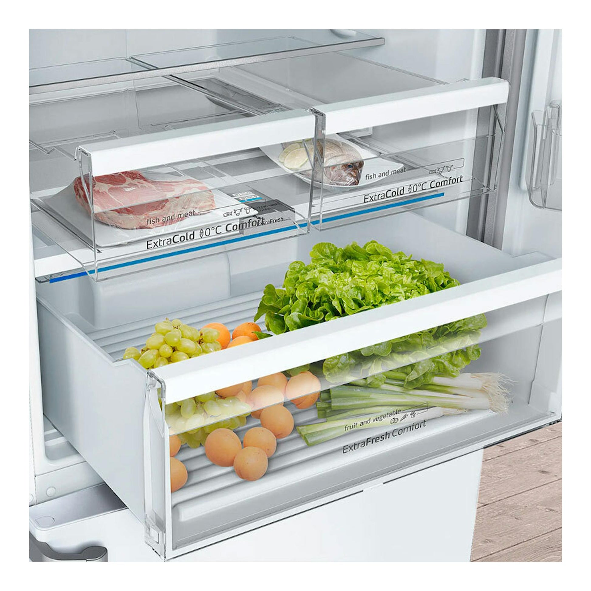 Frigorífico combi Balay 3KFE777WE blanco, vista interior con cajones transparentes y alimentos frescos.