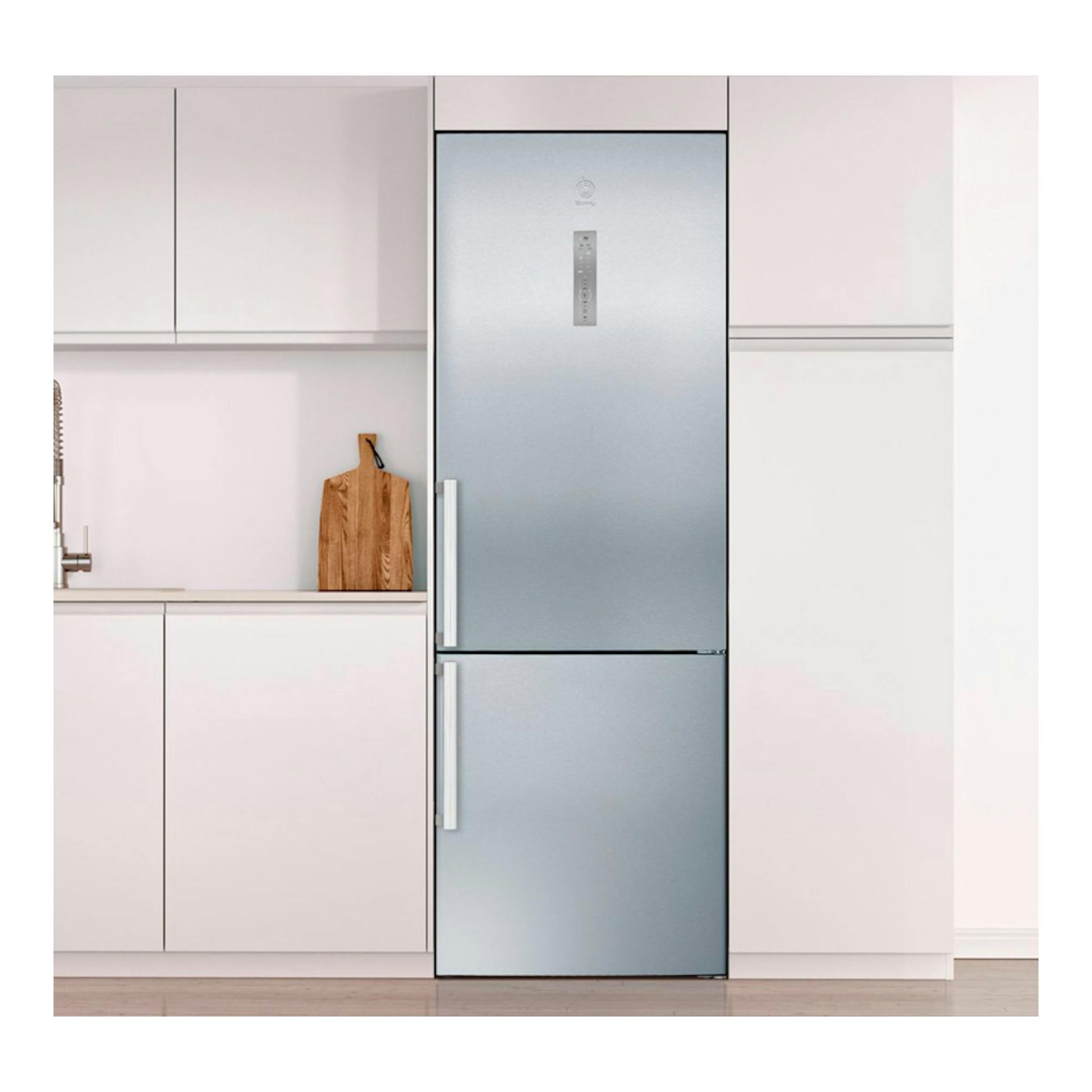 Frigorífico combi Balay 3KFE777XE inox, vista frontal, integrado entre muebles blancos.