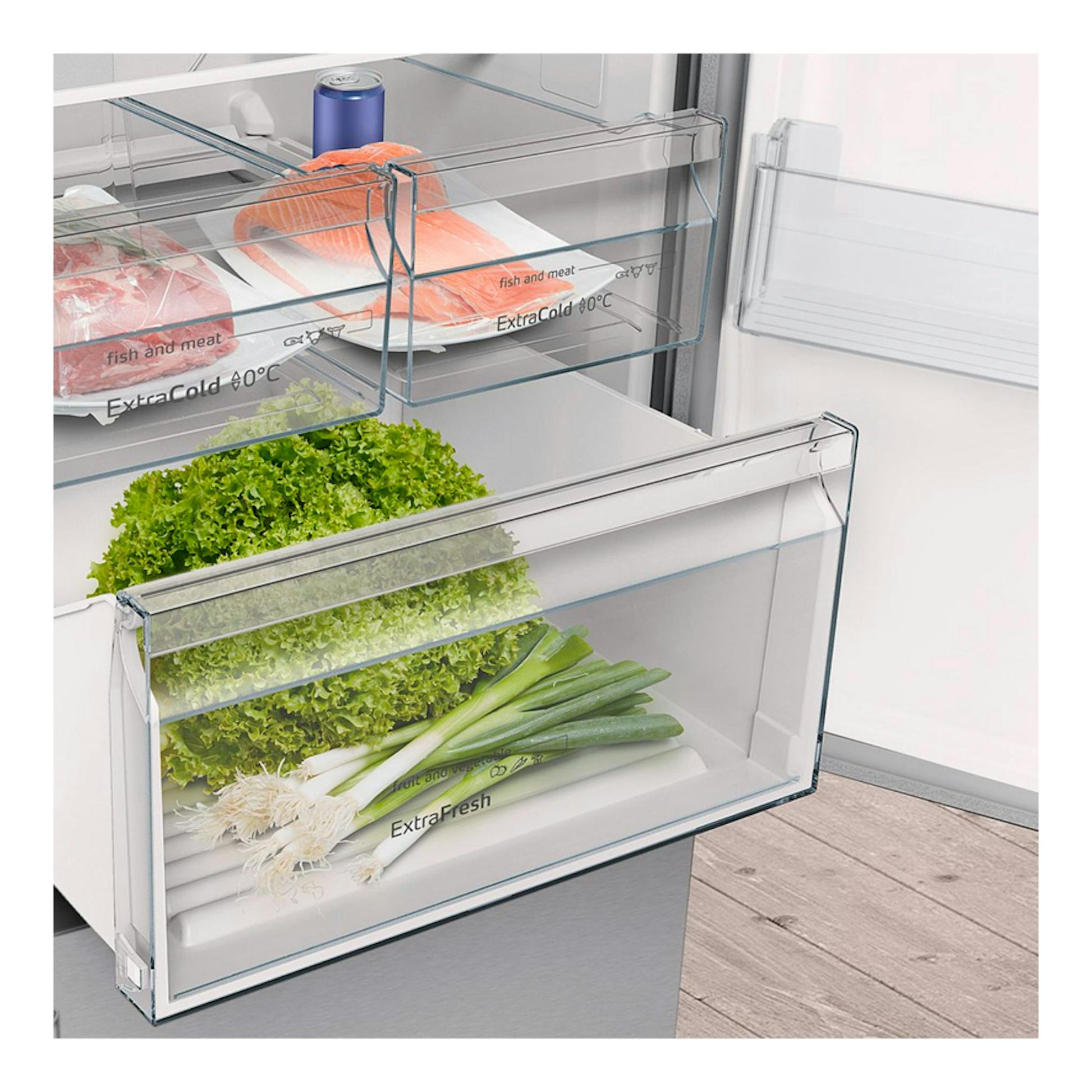 Interior de frigorífico combi Balay 3KFE777XE inox, con cajones ExtraFresh y ExtraCold 0 °C en primer plano.
