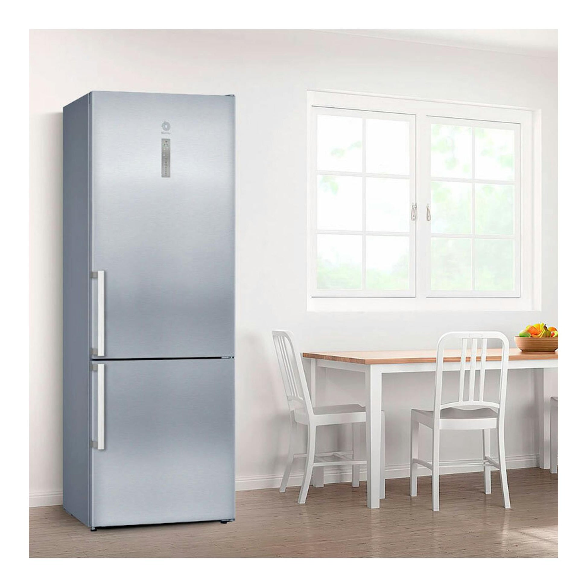 Frigorífico combi Balay 3KFE777XE inox, vista frontal ligeramente lateral, en cocina luminosa.