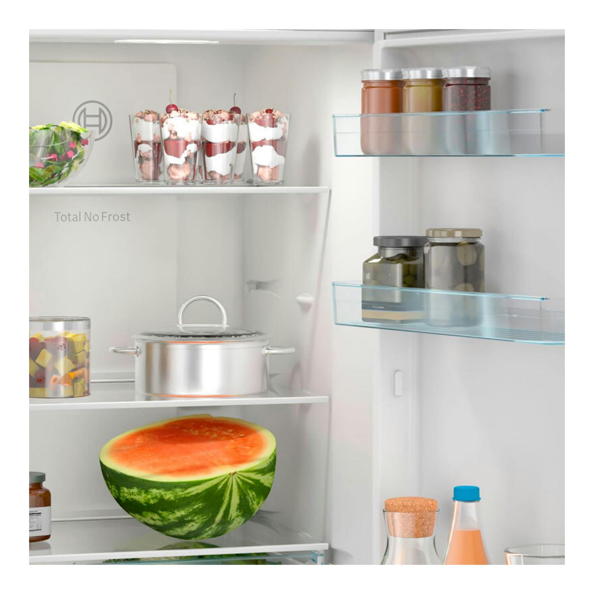 Interior de frigorífico Bosch KGN33NWDA blanco, vista frontal con estantes y alimentos.