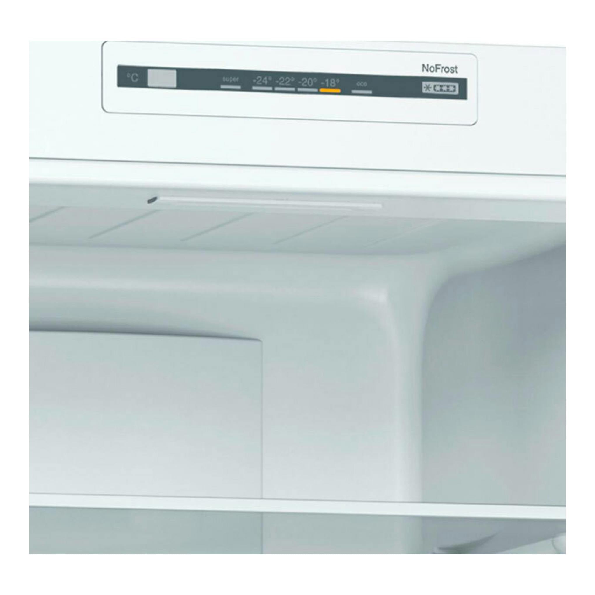 Primer plano del interior de un frigorífico Bosch KGN33NWEB blanco, con panel NoFrost y temperatura.