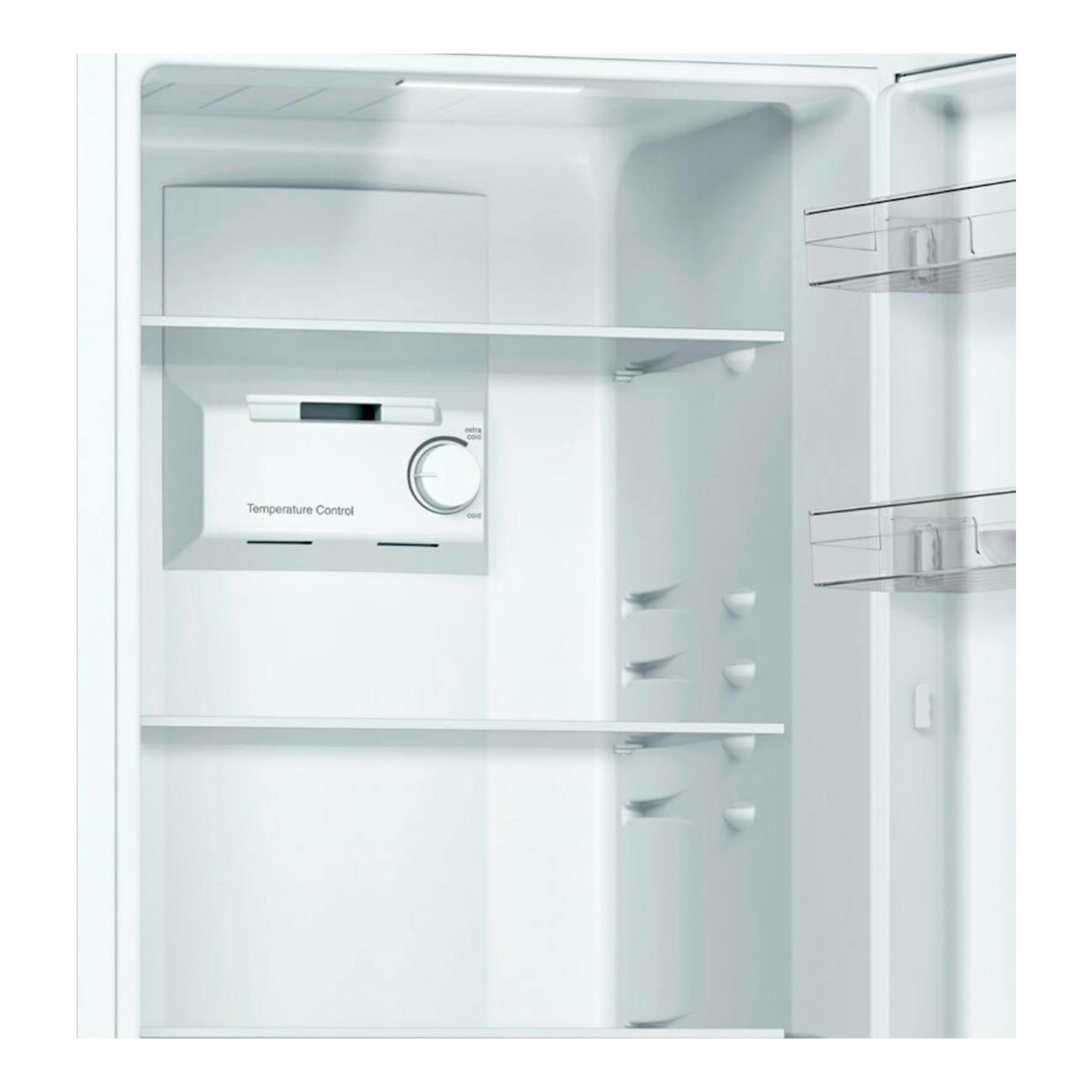 Interior de frigorífico Bosch KGN33NWEB blanco, con la puerta abierta y estantes visibles.