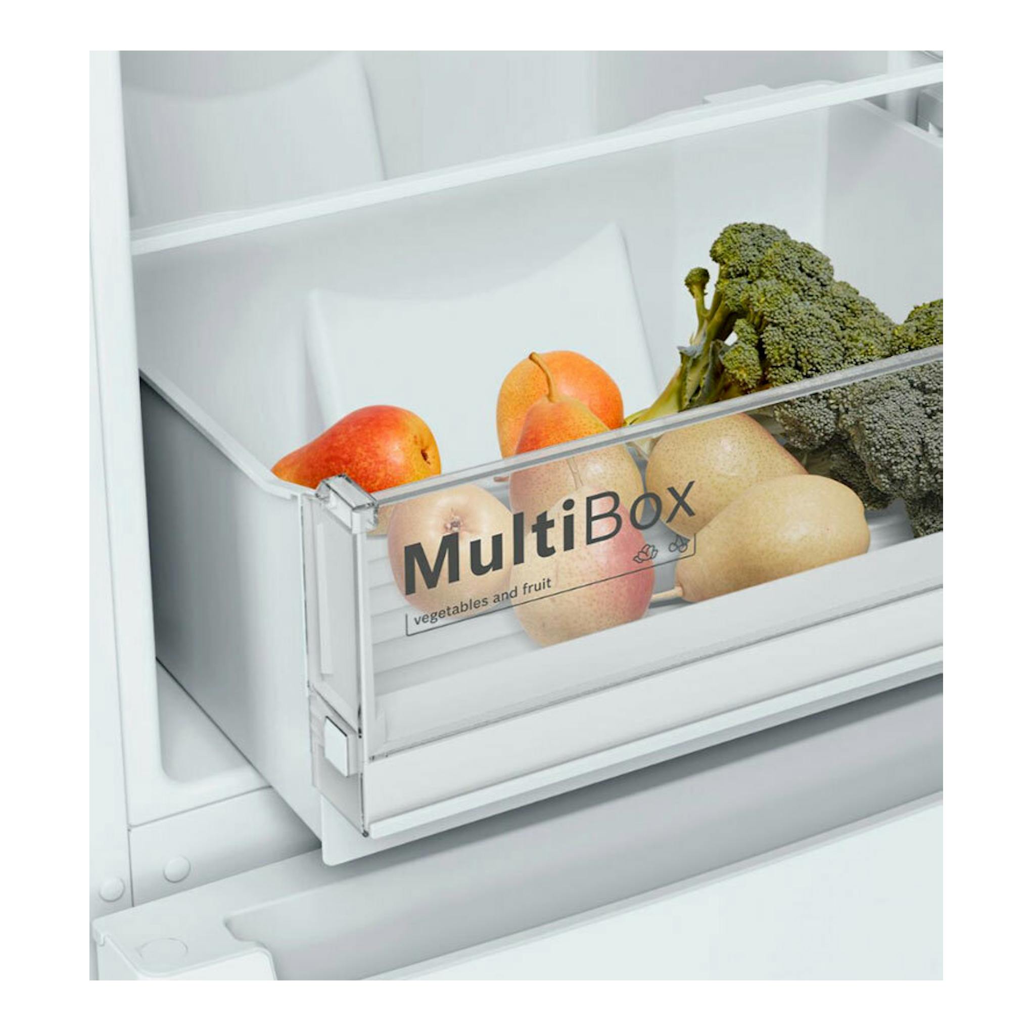 Vista interior del cajón MultiBox de un frigorífico Bosch KGN33NWEB blanco, con frutas y verduras.