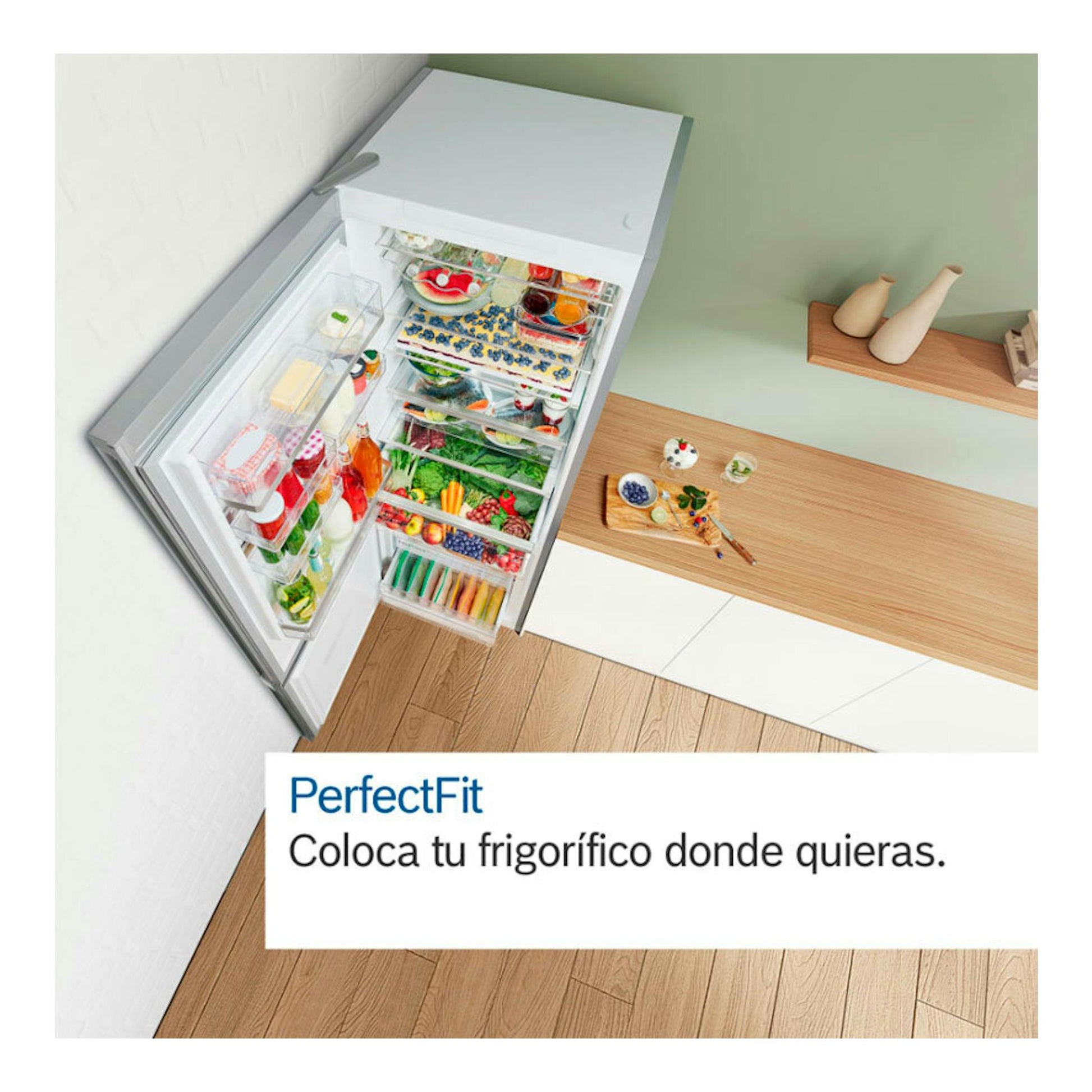 Frigorífico combi Bosch KGN33NWEB blanco, vista cenital con puerta abierta en cocina.