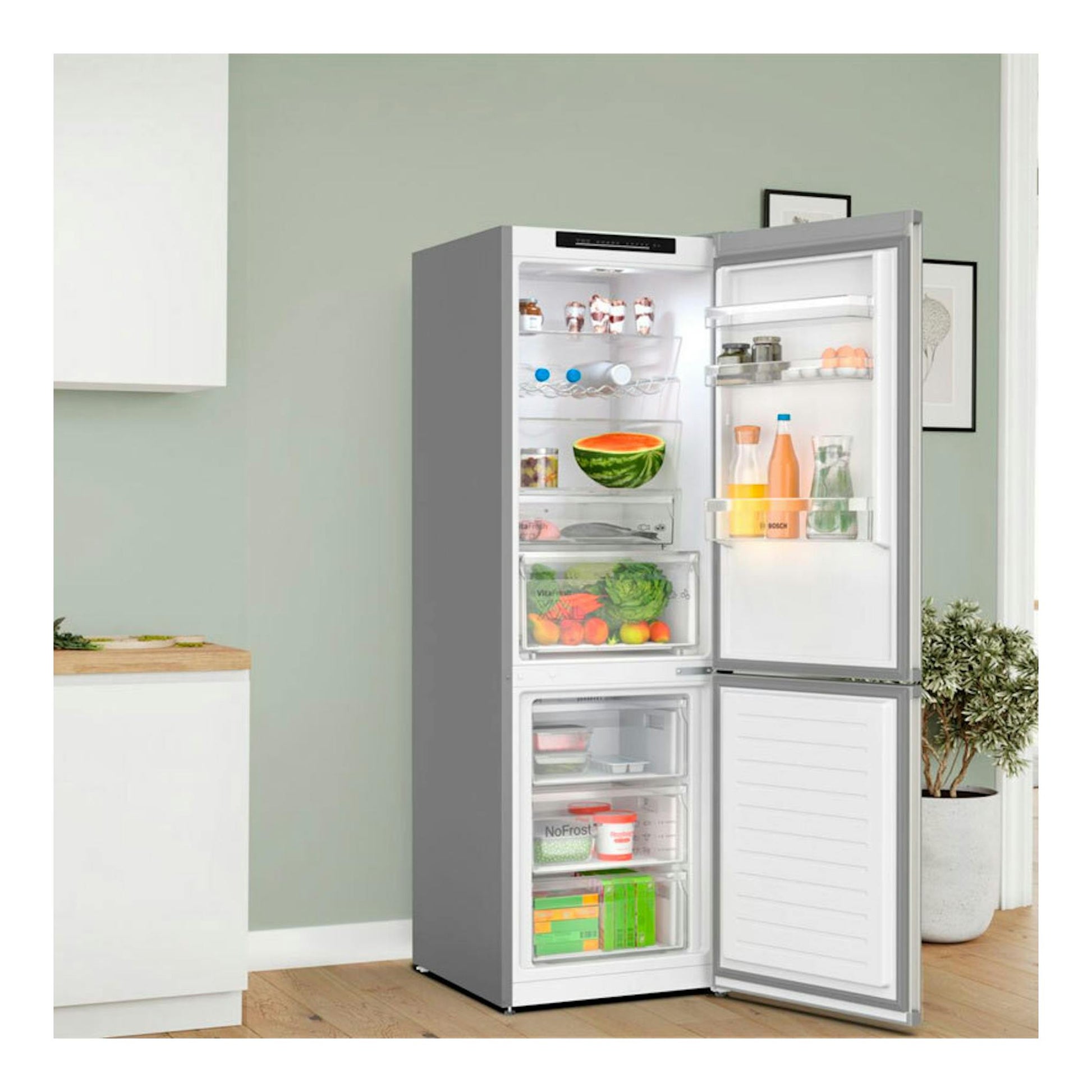 Frigorífico combi Bosch KGN362ICF de acero, vista frontal con puertas abiertas.