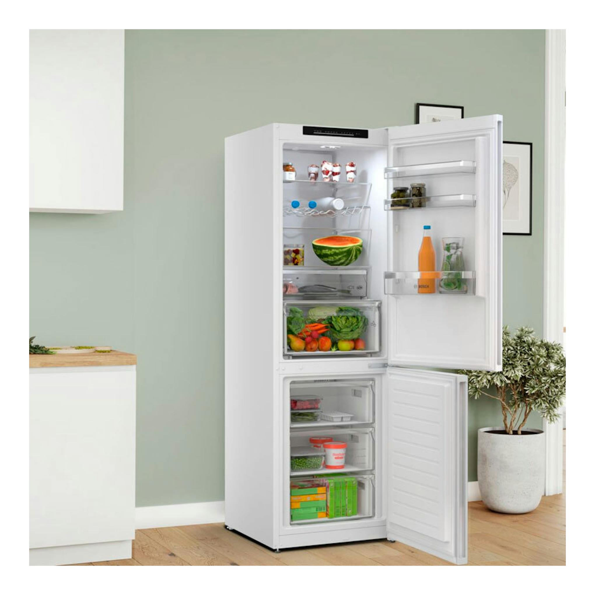 Frigorífico combi Bosch KGN362WCF blanco, vista frontal, con puertas abiertas y compartimentos visibles.