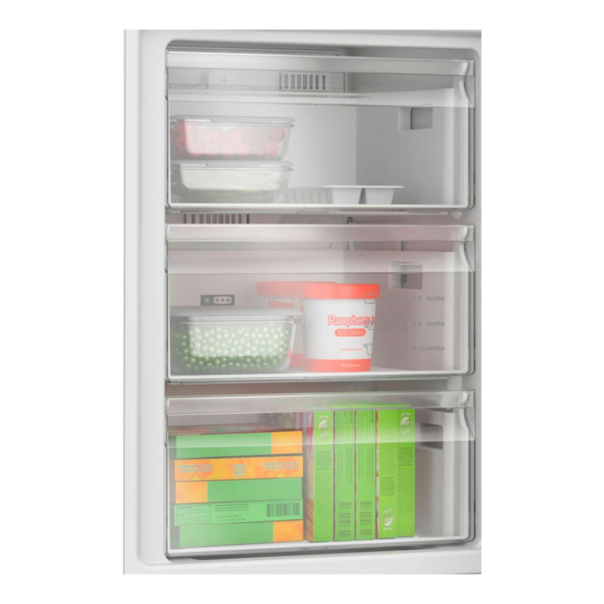 Interior del congelador de un frigorífico combi Bosch KGN362WCF blanco, con tres cajones transparentes y alimentos.