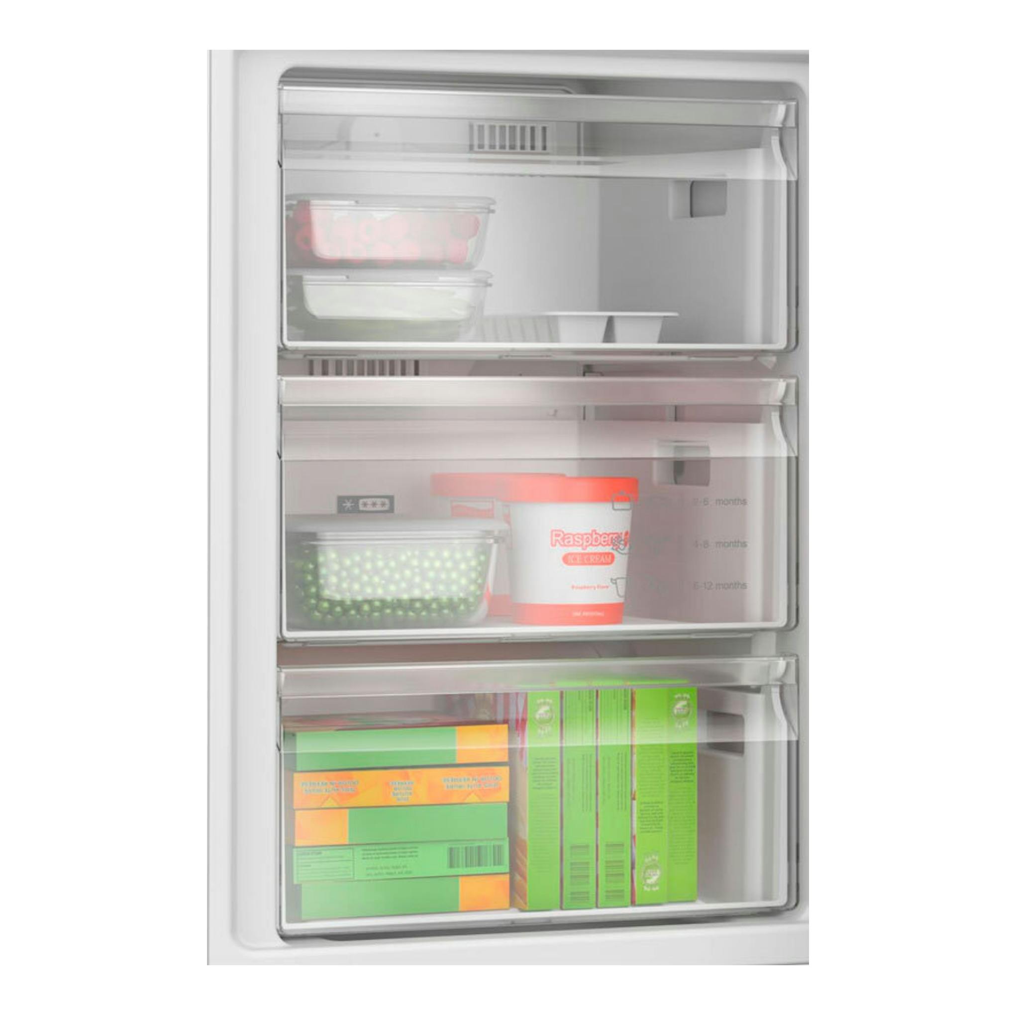 Interior del congelador de un frigorífico combi Bosch KGN362WCF blanco, con tres cajones transparentes y alimentos.