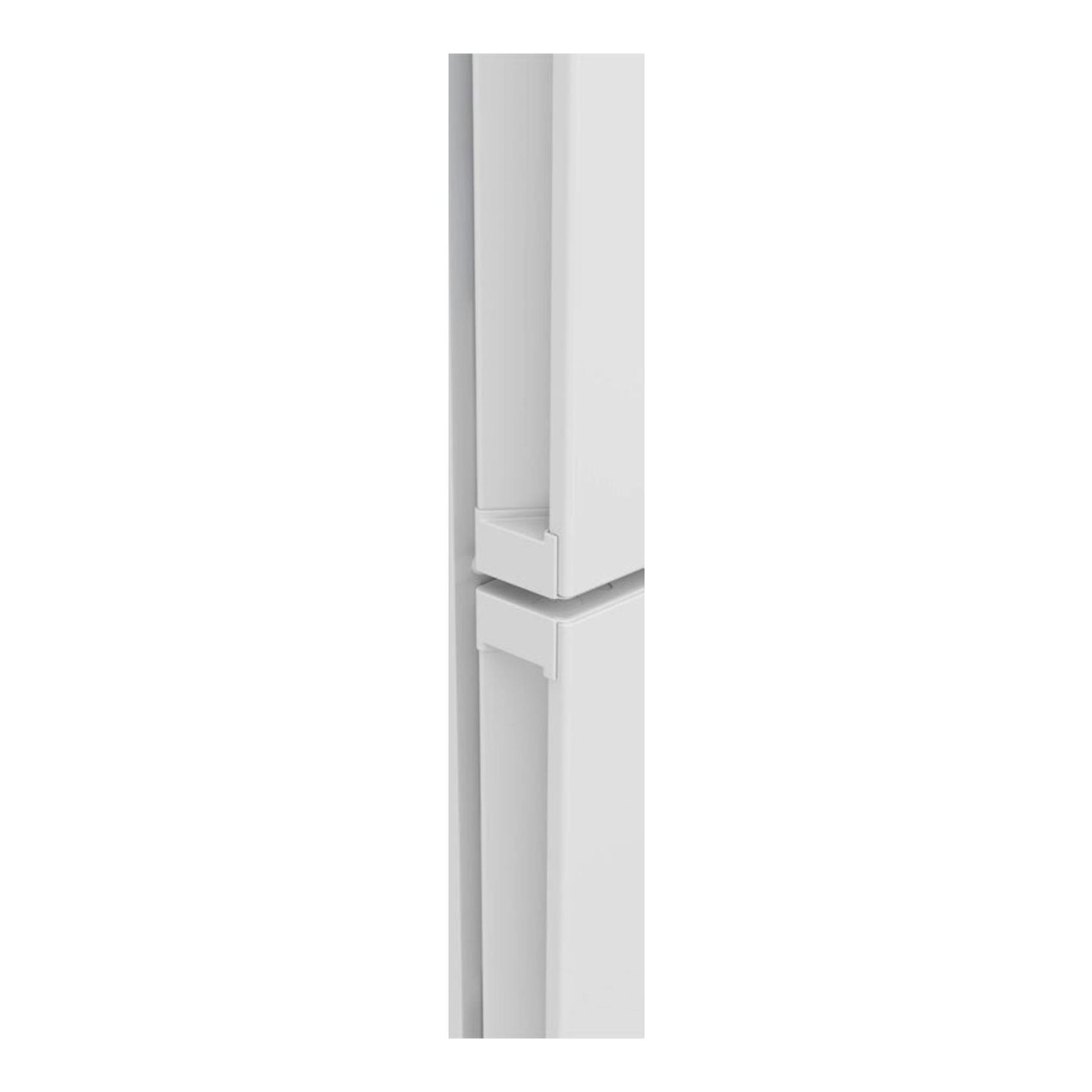 Detalle en primer plano de un frigorífico Bosch KGN362WCF blanco, con uniones y bisagra de las puertas.