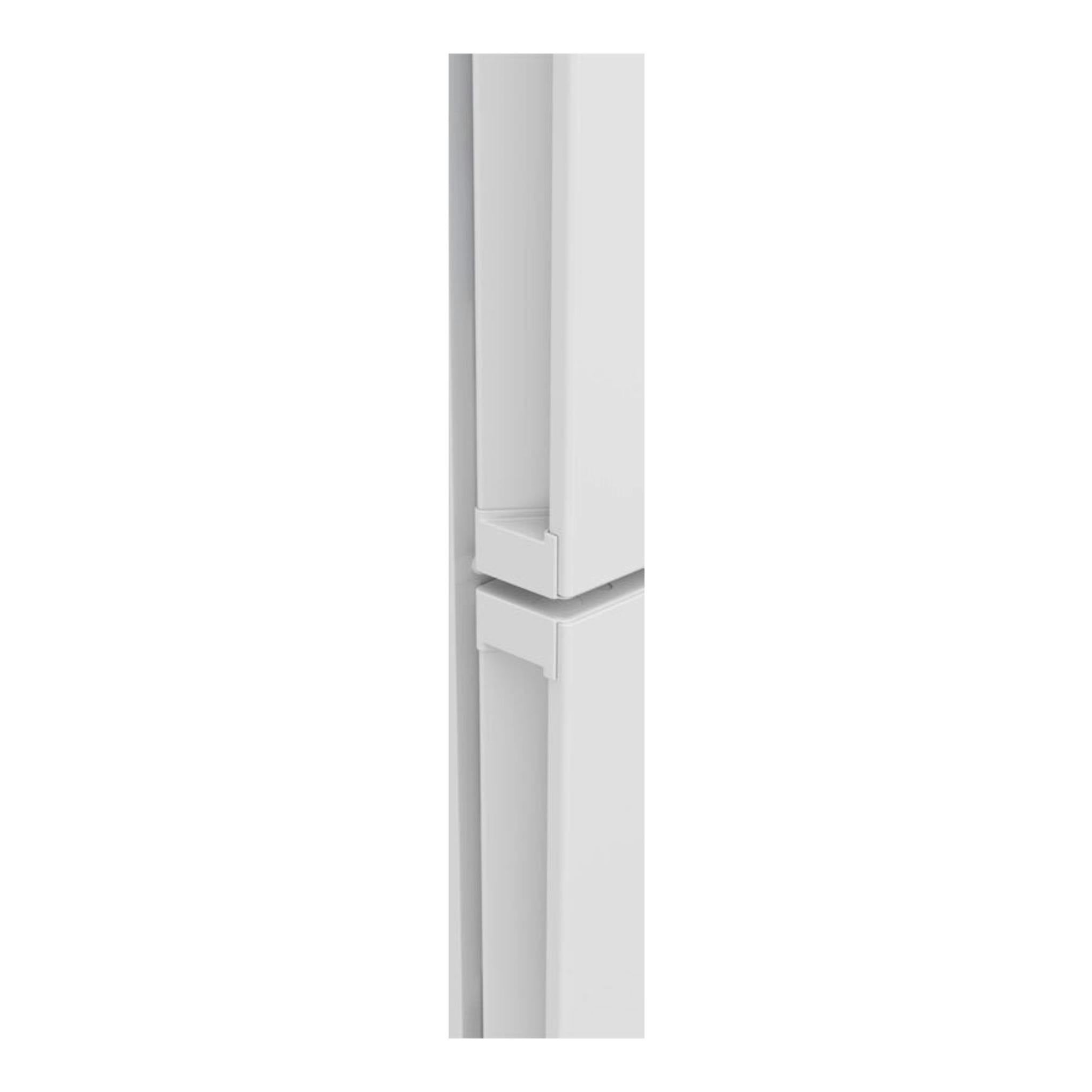 Detalle en primer plano de un frigorífico Bosch KGN362WCF blanco, con uniones y bisagra de las puertas.