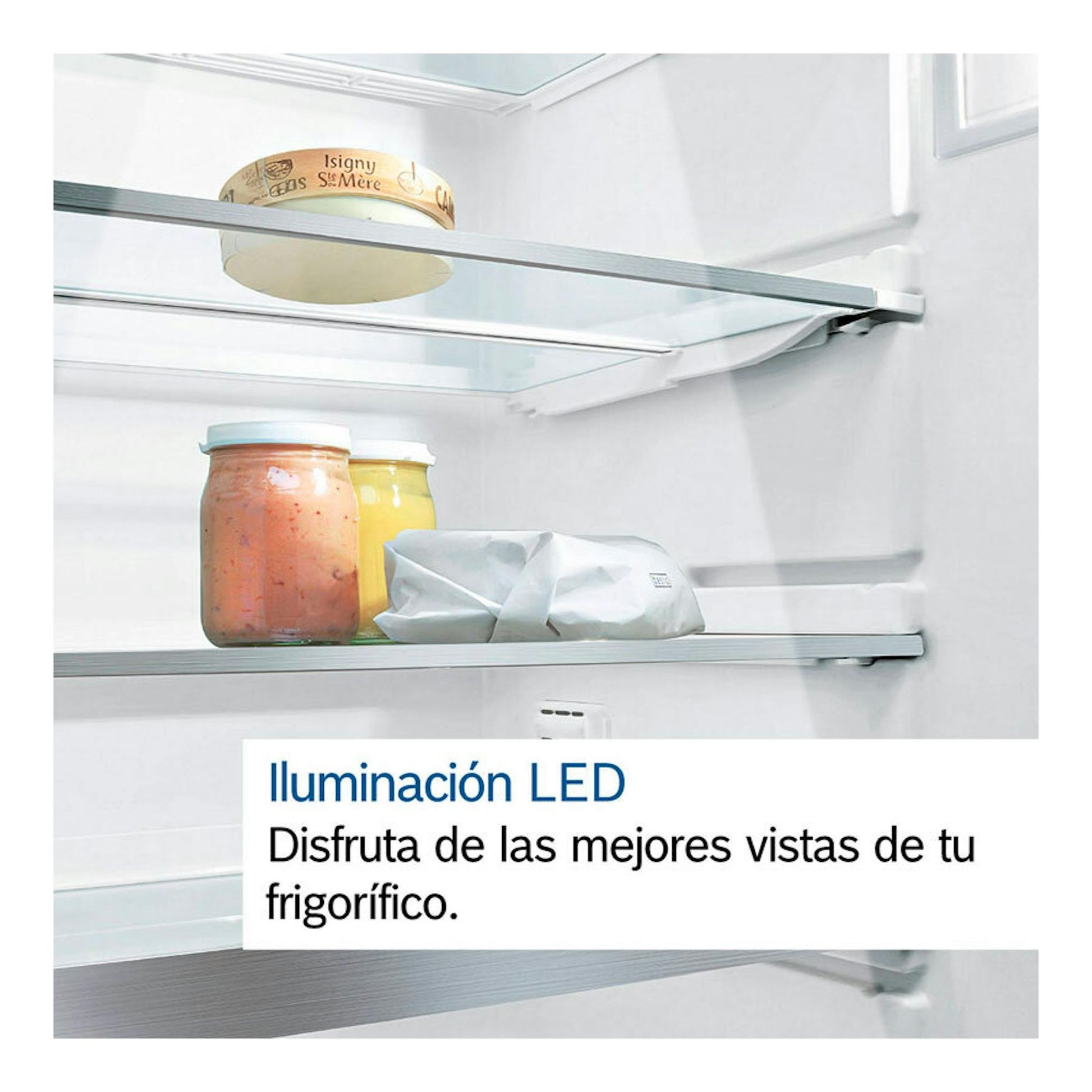 Interior de frigorífico Bosch KGN362WCF blanco, vista frontal con estantes de cristal y tarros.