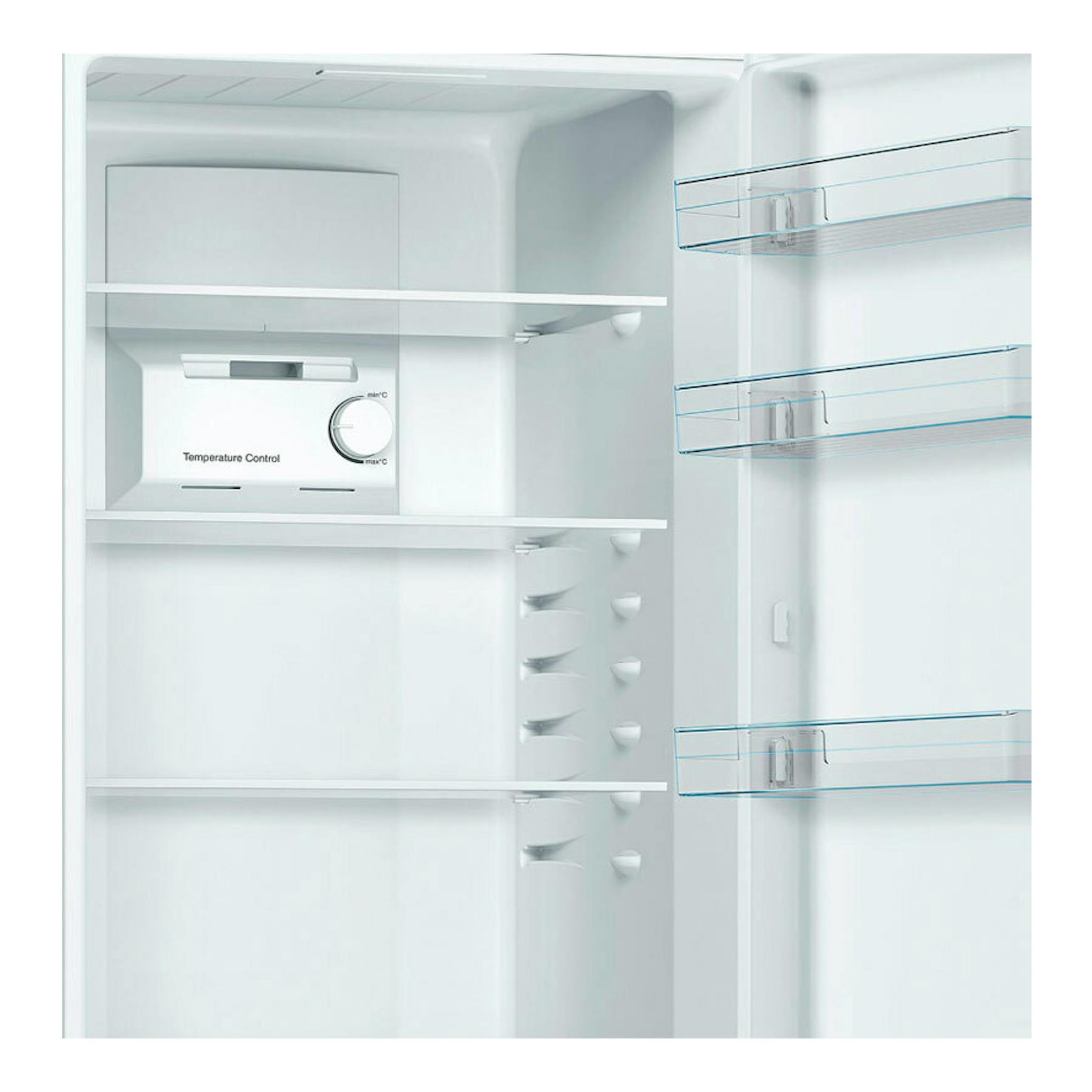 Interior de frigorífico combi Bosch KGN36NWEA blanco, vista frontal con baldas y huecos en la puerta.
