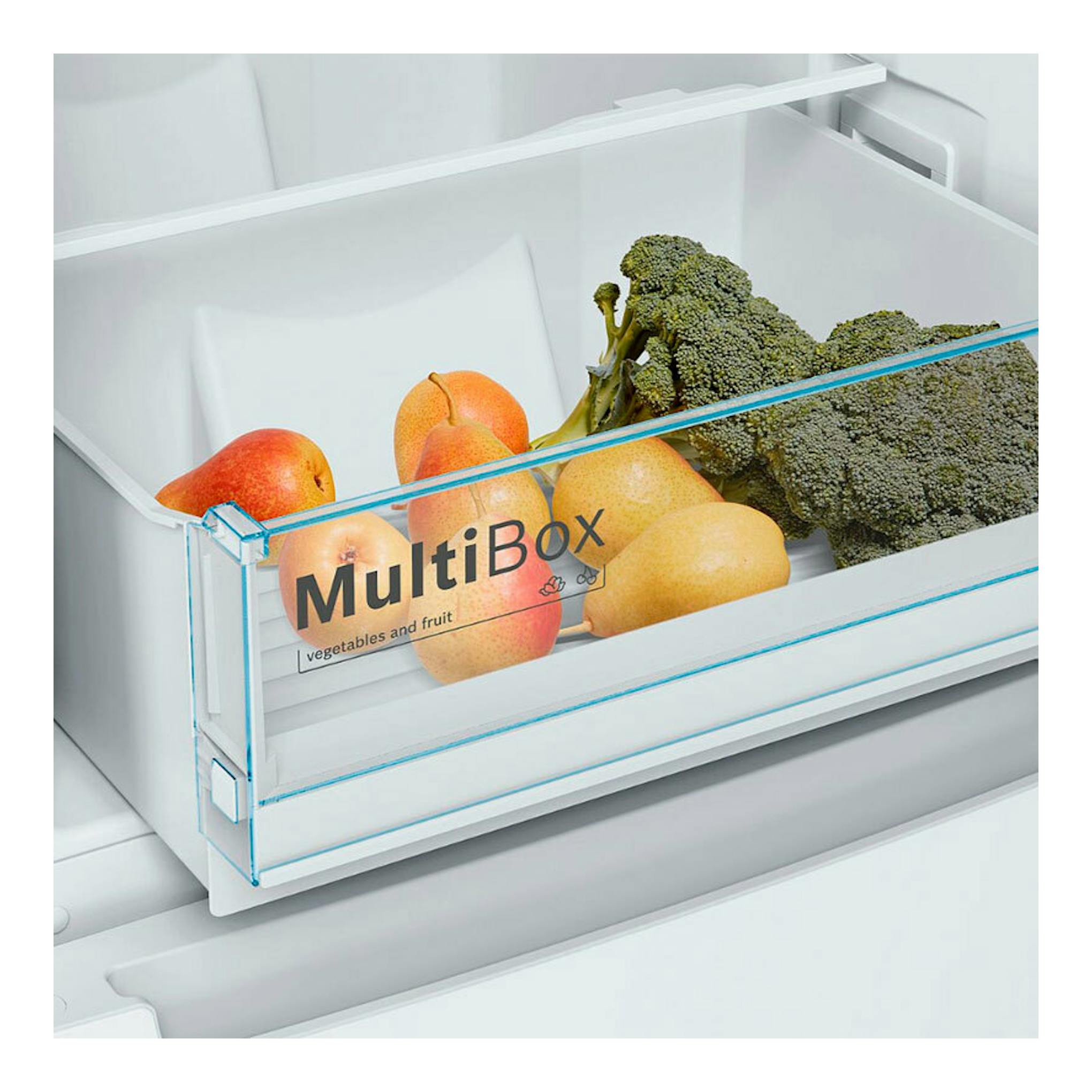 Bosch KGN36NWEA: cajón transparente MultiBox de frigorífico blanco con frutas y brócoli, vista interior.