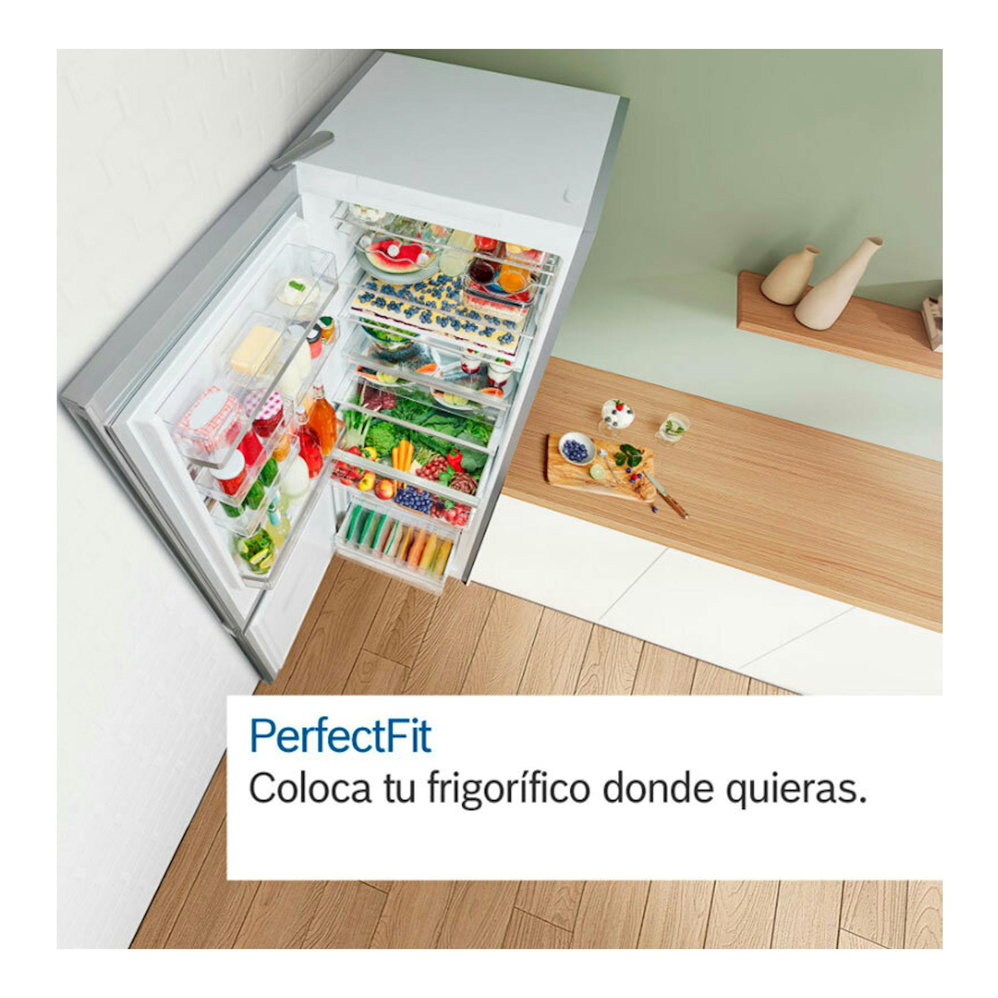 Frigorífico combi Bosch KGN36NWEA blanco, visto en ángulo cenital con la puerta abierta y estantes llenos.