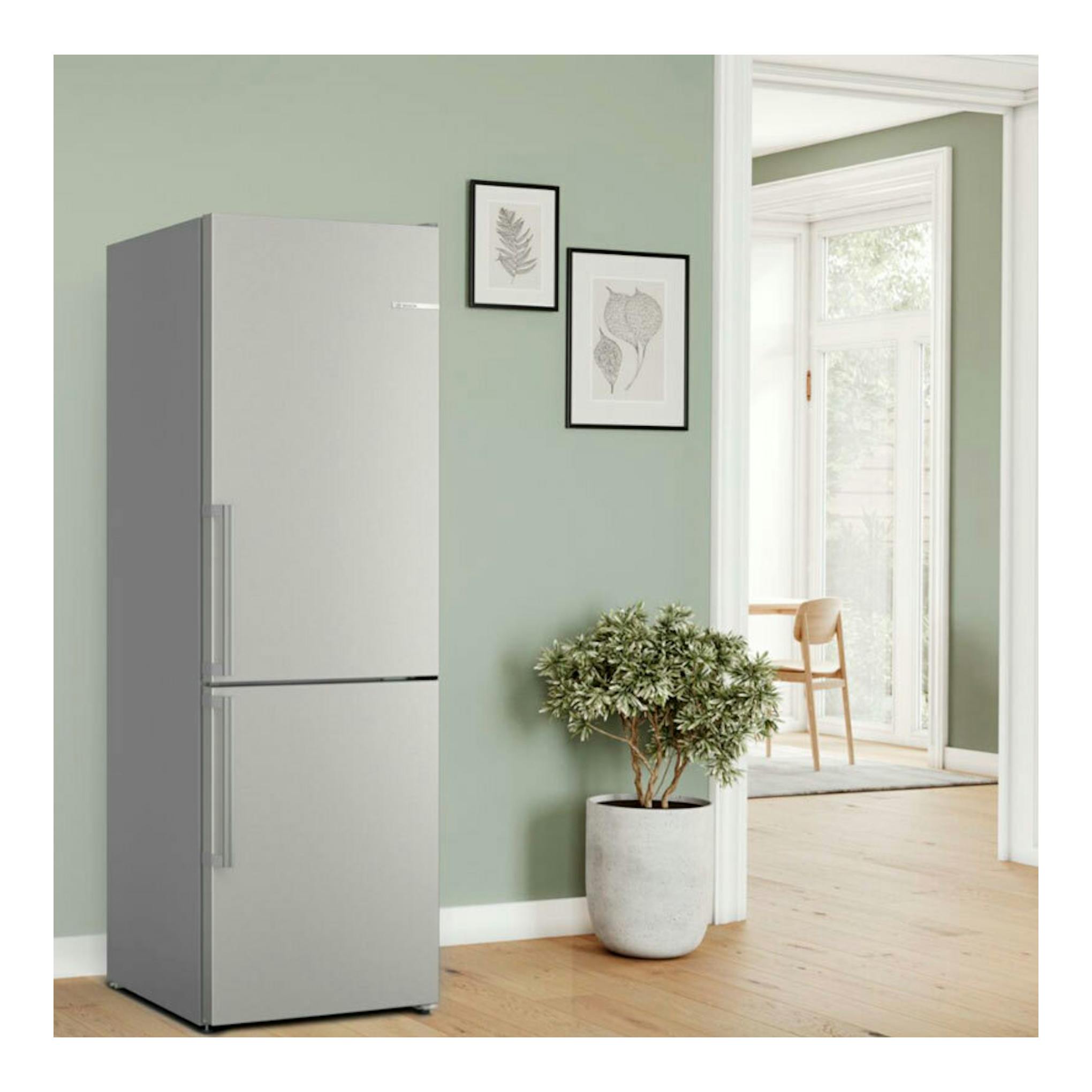 Frigorífico combi Bosch KGN36VIBT inox, vista frontal en ángulo, con dos puertas y acabado plateado.