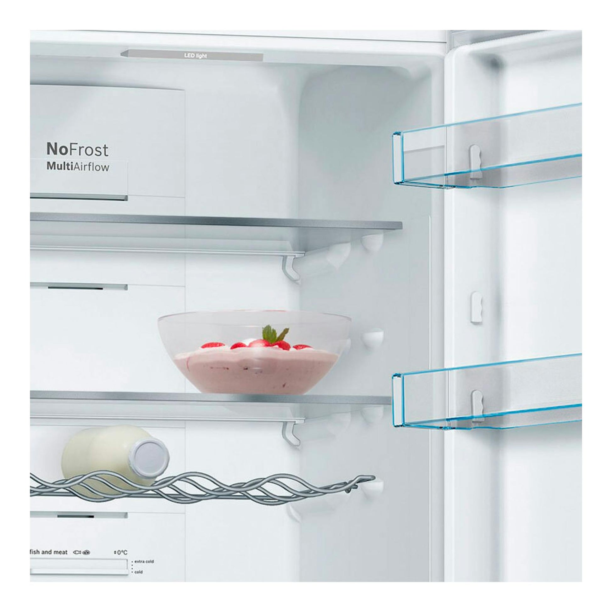Interior de frigorífico combi Bosch KGN36VIDB Inox, con estantes de vidrio, cuenco y botella, vista frontal.