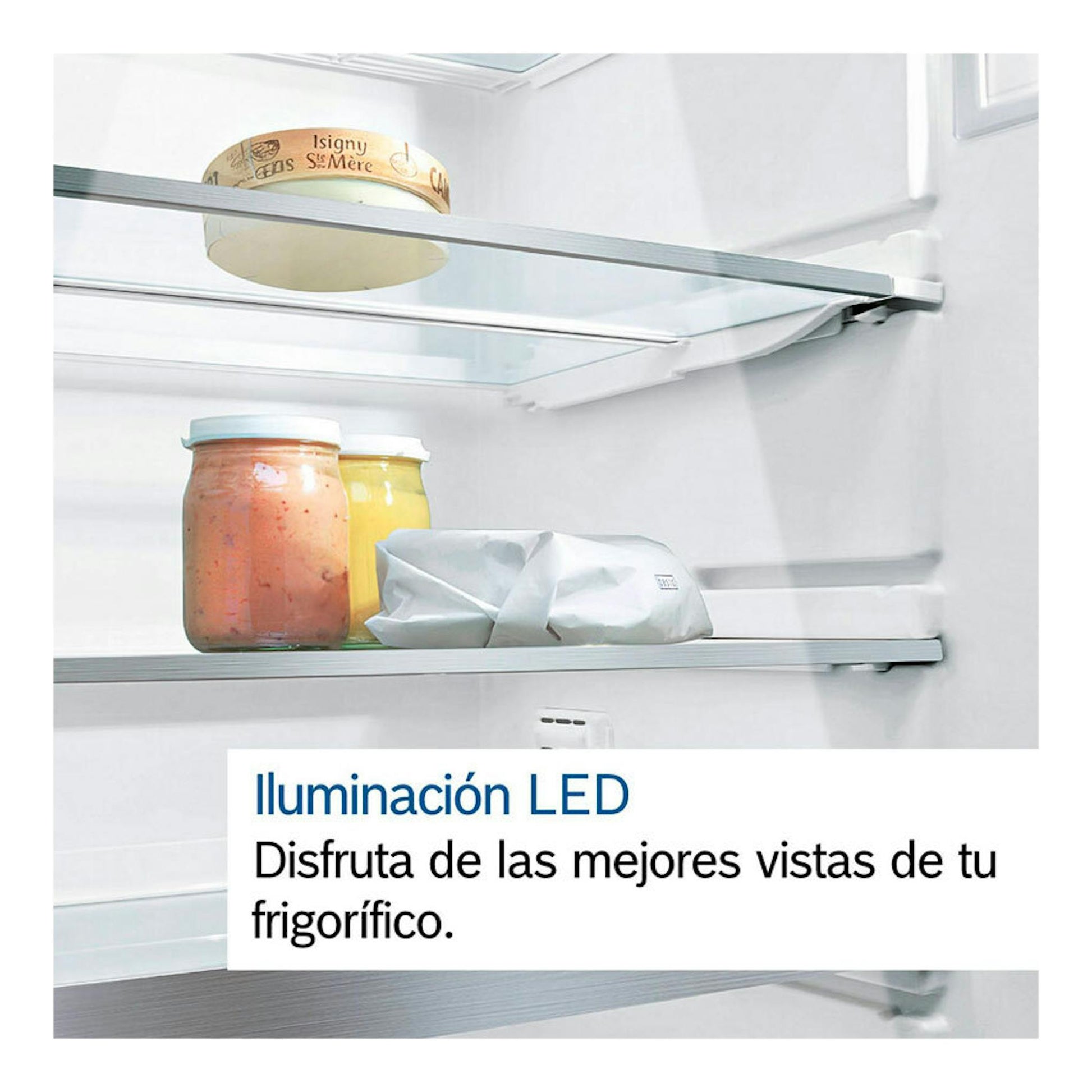 Interior de frigorífico Bosch KGN36VIED de acero, con estantes de vidrio, tarros y un paquete, e iluminación LED.