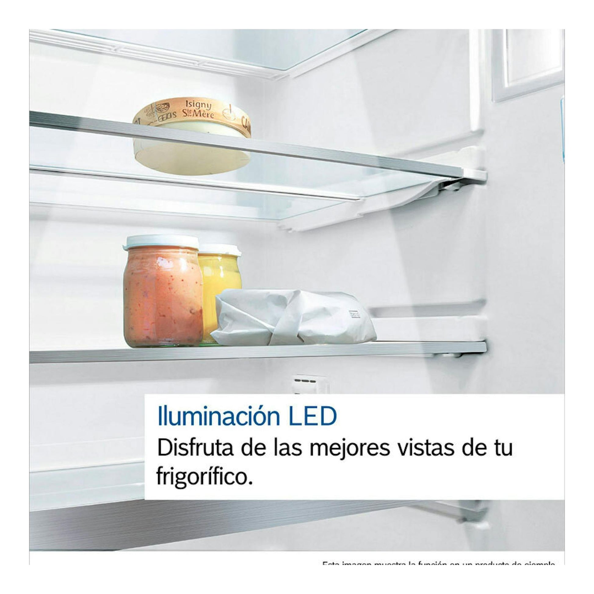 Interior de frigorífico Bosch KGN36VWDB blanco, con estantes de vidrio y alimentos, vista frontal.