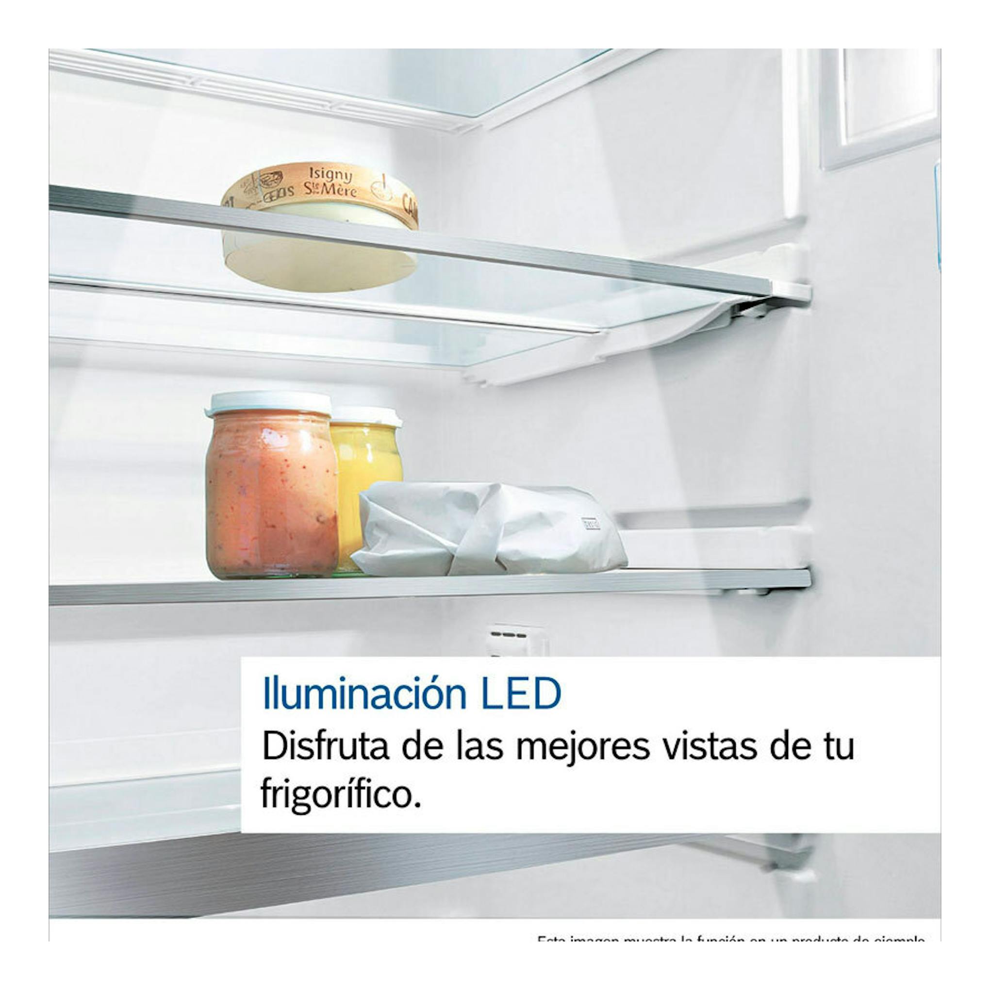 Interior de frigorífico Bosch KGN36VWDB blanco, con estantes de vidrio y alimentos, vista frontal.