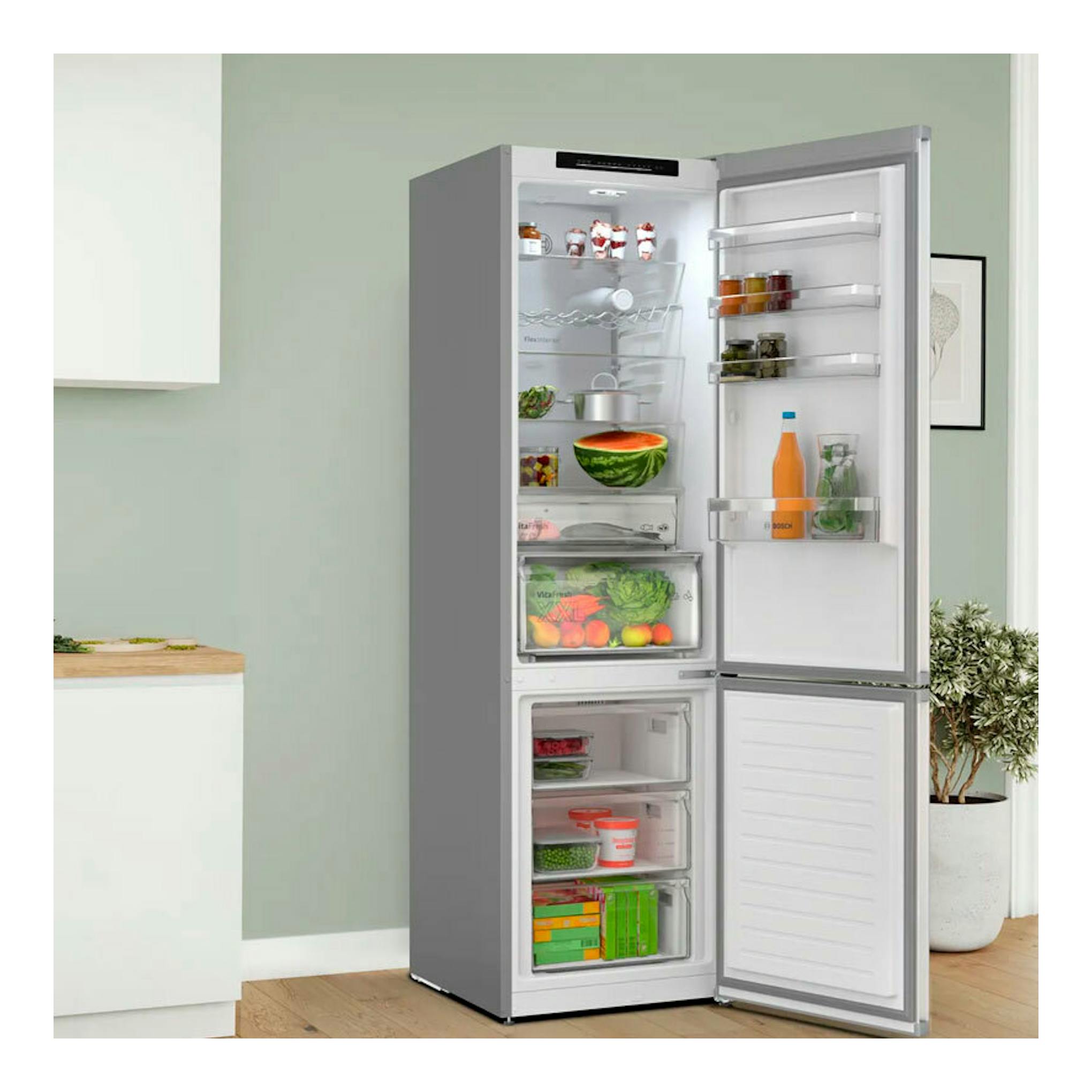 Frigorífico combi Bosch KGN392I1F inox, vista frontal con puertas abiertas y compartimentos visibles.