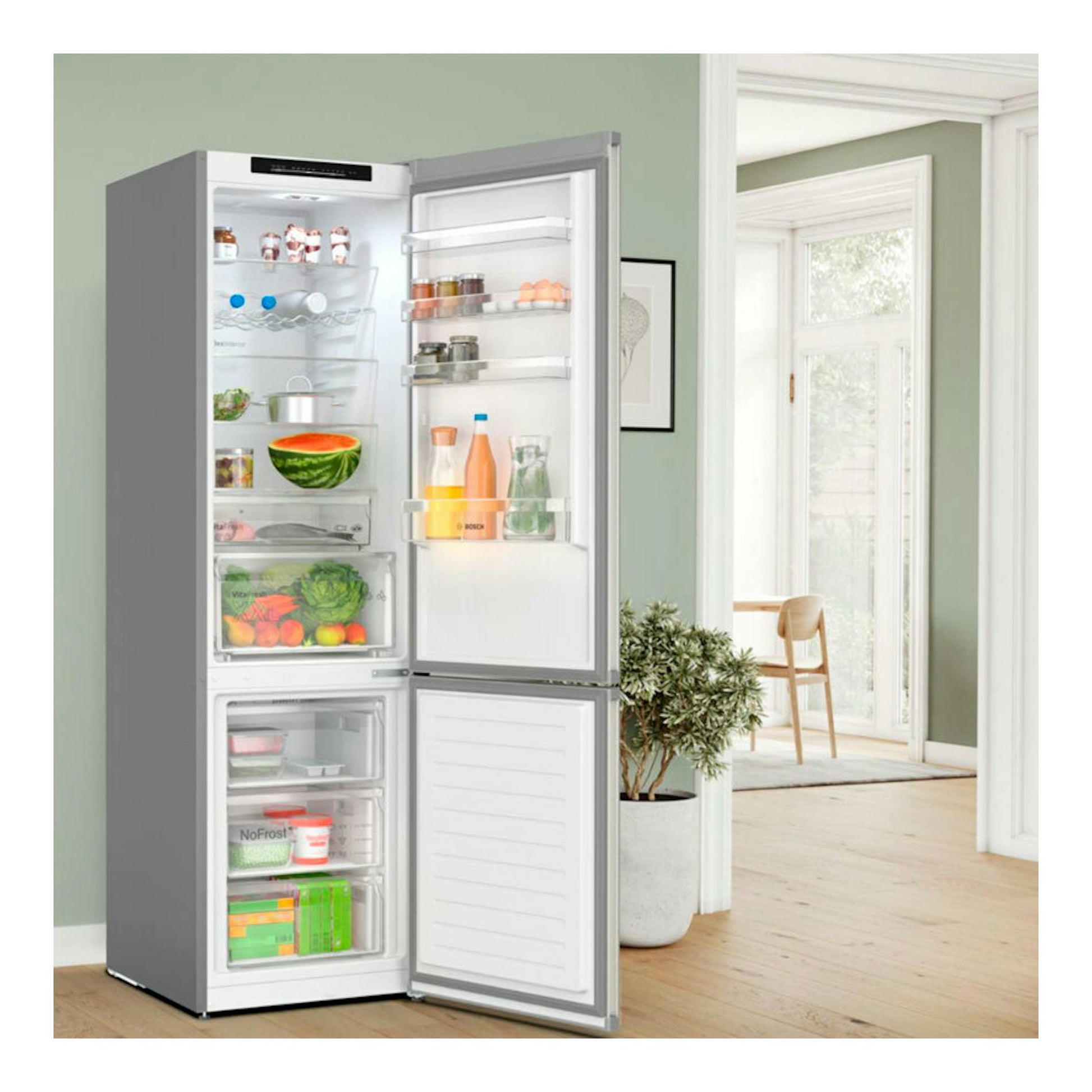 Frigorífico combi Bosch KGN392ICF inox, vista frontal con puertas abiertas y compartimentos interiores visibles.