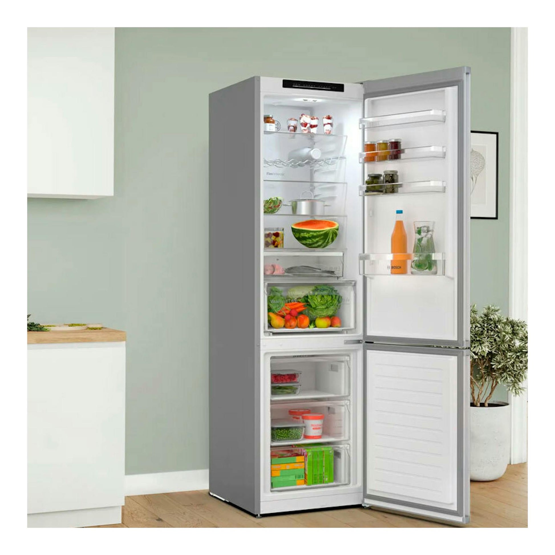 Frigorífico combi Bosch KGN392LAG inox, visto de frente con la puerta abierta y compartimentos visibles.