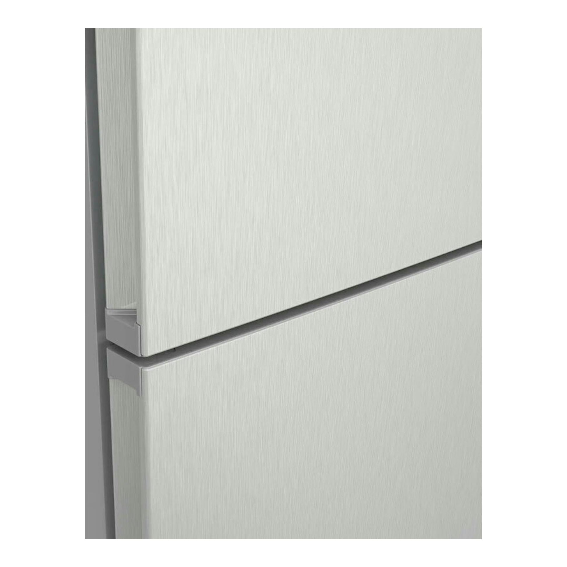 Primer plano frontal parcial de un frigorífico combi Bosch KGN392LAG en acabado inox, con dos puertas plateadas.