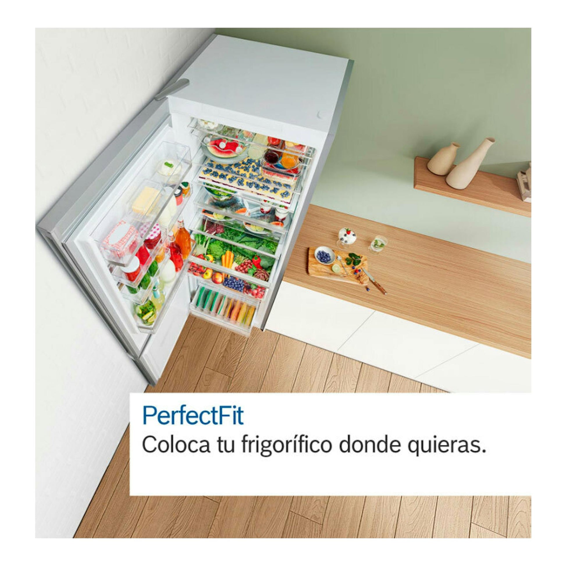Frigorífico combi Bosch KGN392WCF blanco, vista superior inclinada, puerta abierta con alimentos en el interior.