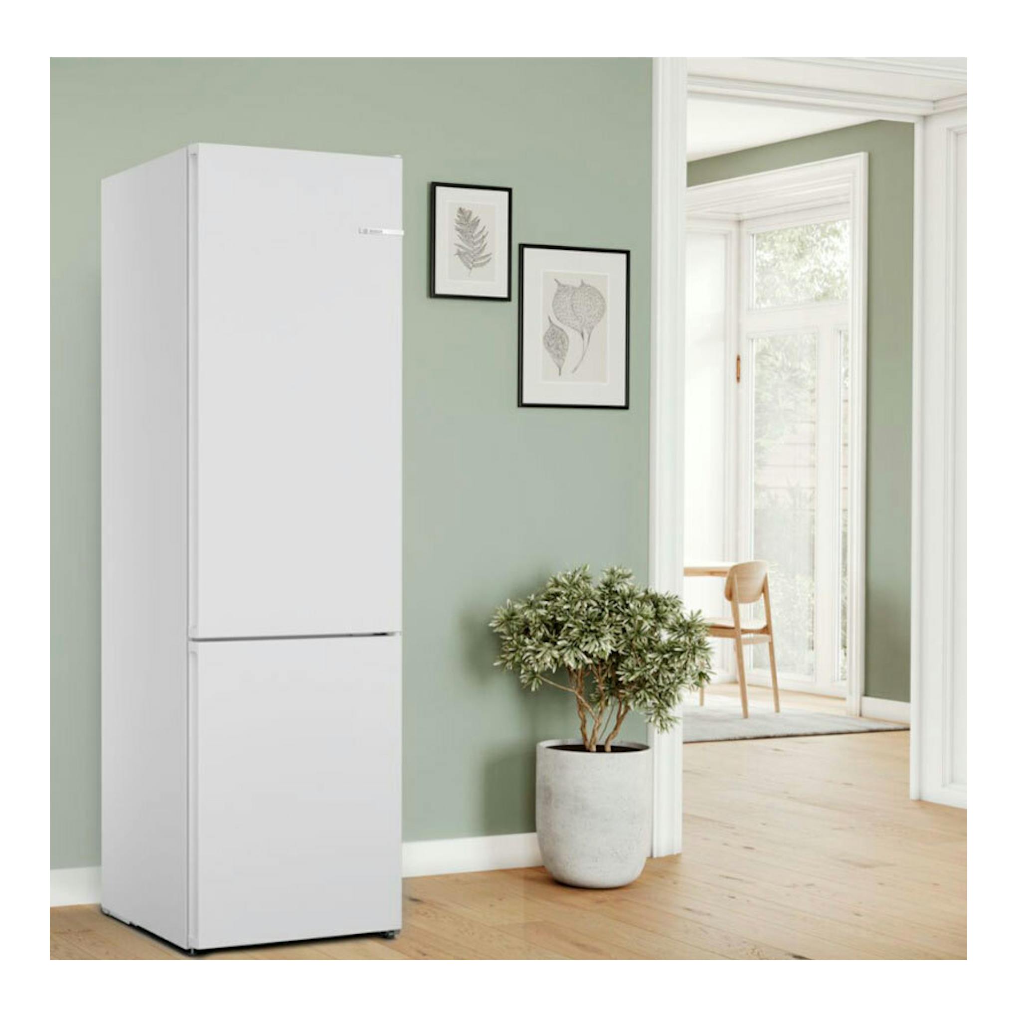 Frigorífico combi Bosch KGN392WCF blanco, vista frontal en una estancia con pared verde.
