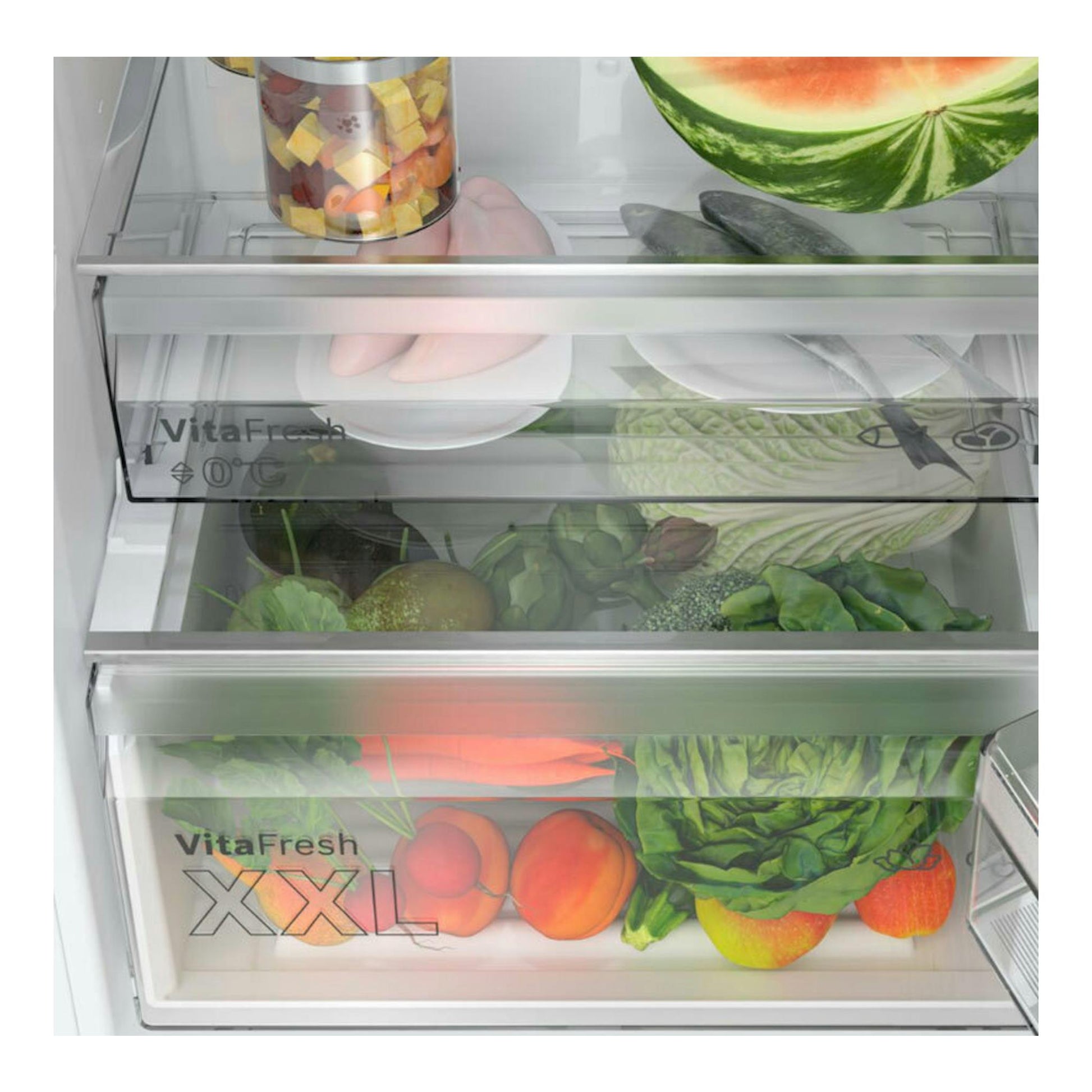 Interior del frigorífico Bosch KGN392WCF blanco, vista frontal de cajones transparentes con frutas y verduras.