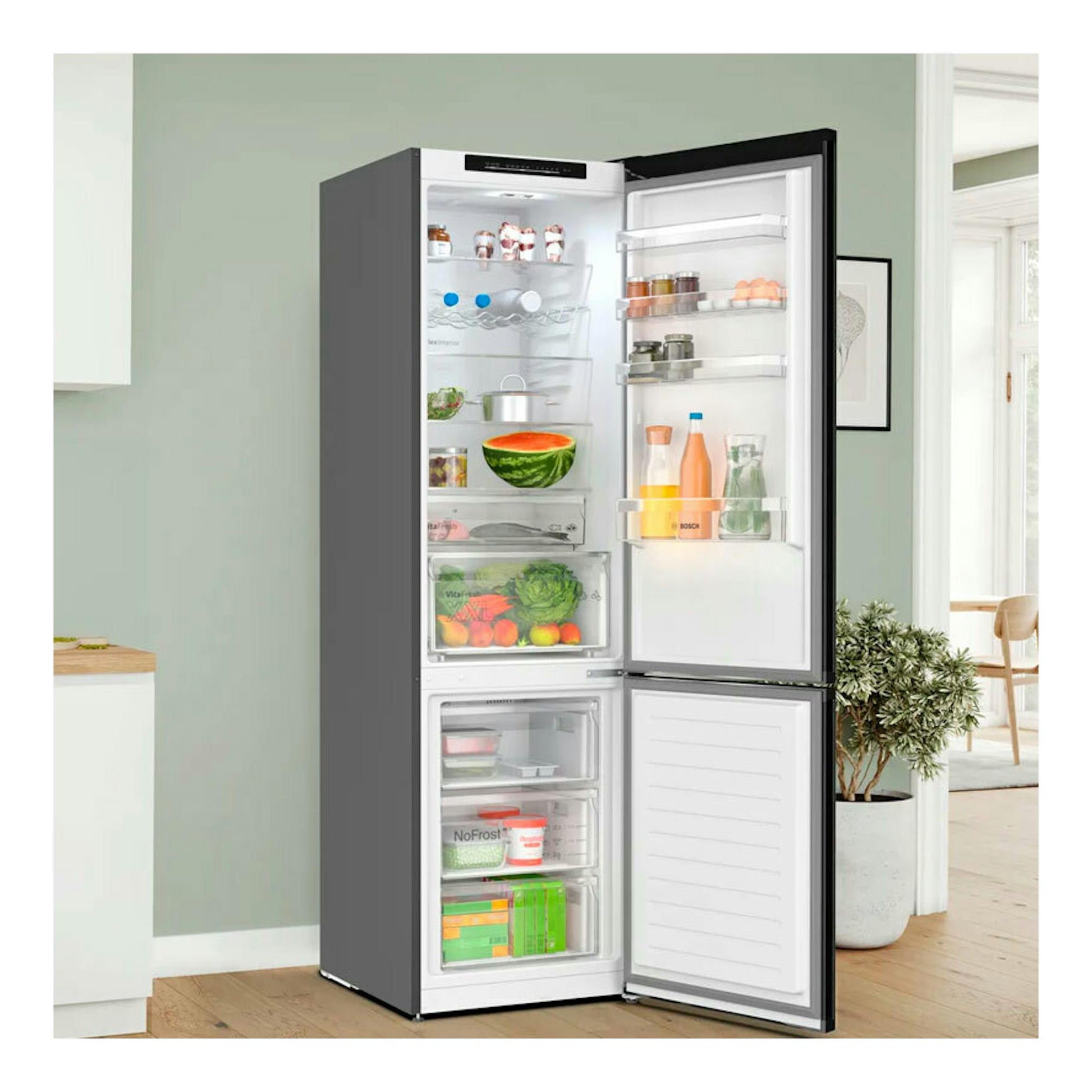 Frigorífico combi Bosch KGN392XCF en acero negro, vista frontal con puertas abiertas y compartimentos visibles.