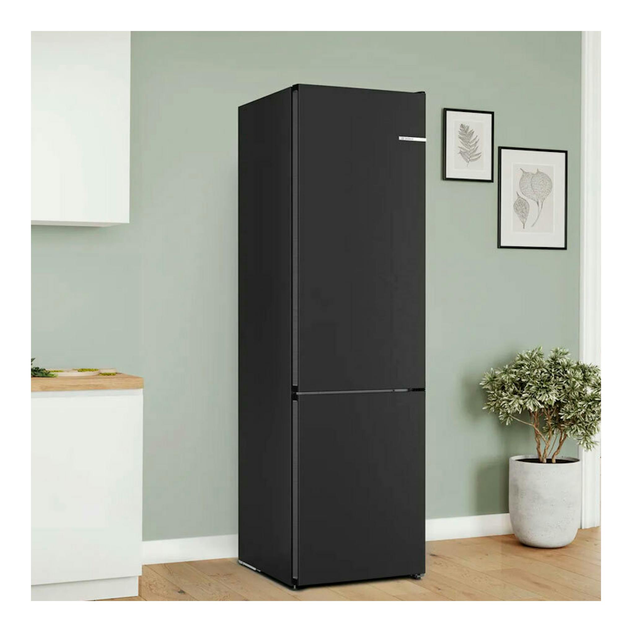 Frigorífico combi Bosch KGN392XCF en acero negro, vista frontal, en una cocina con pared verde.