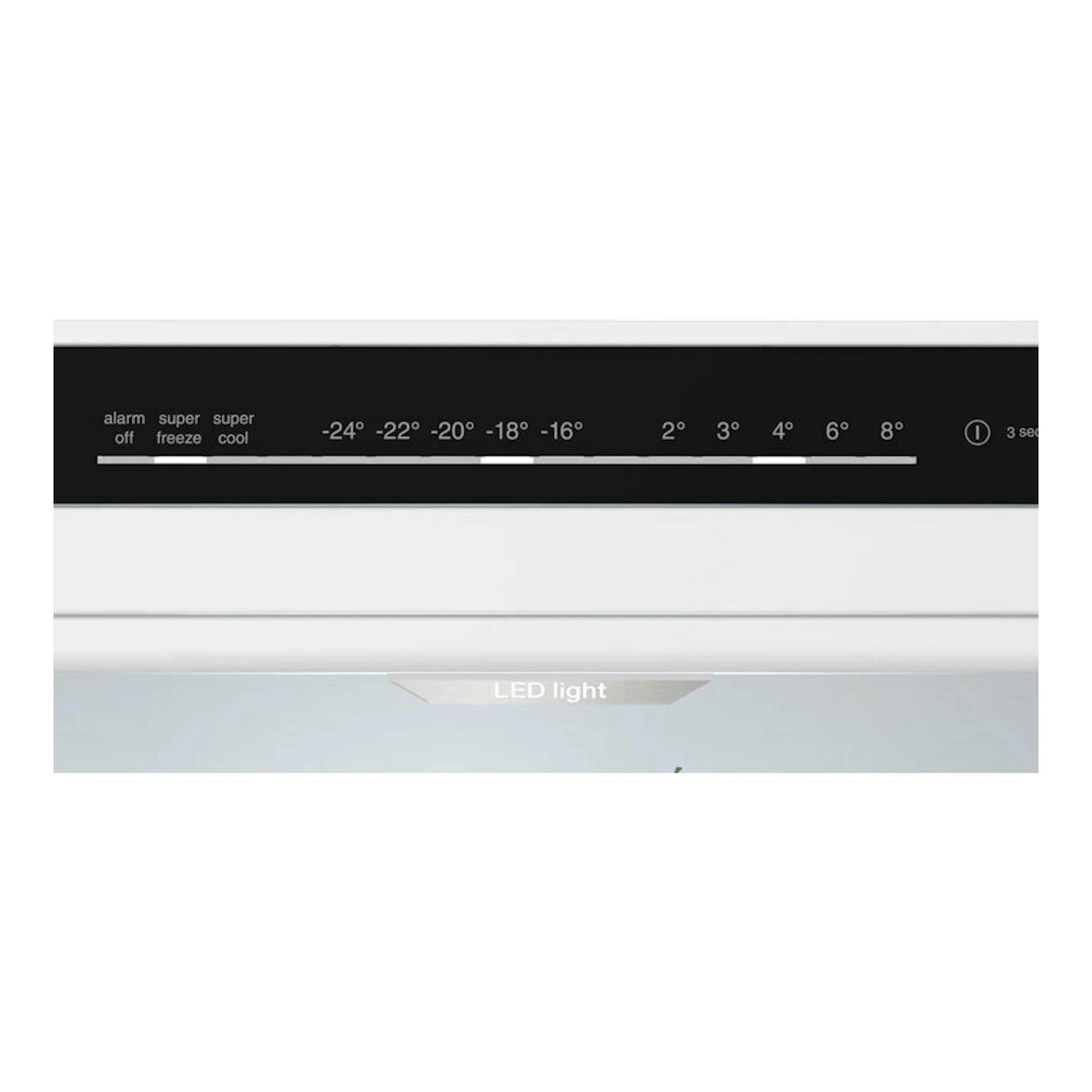 Vista frontal parcial del frigorífico combi Bosch KGN392XCF blanco con panel táctil negro.