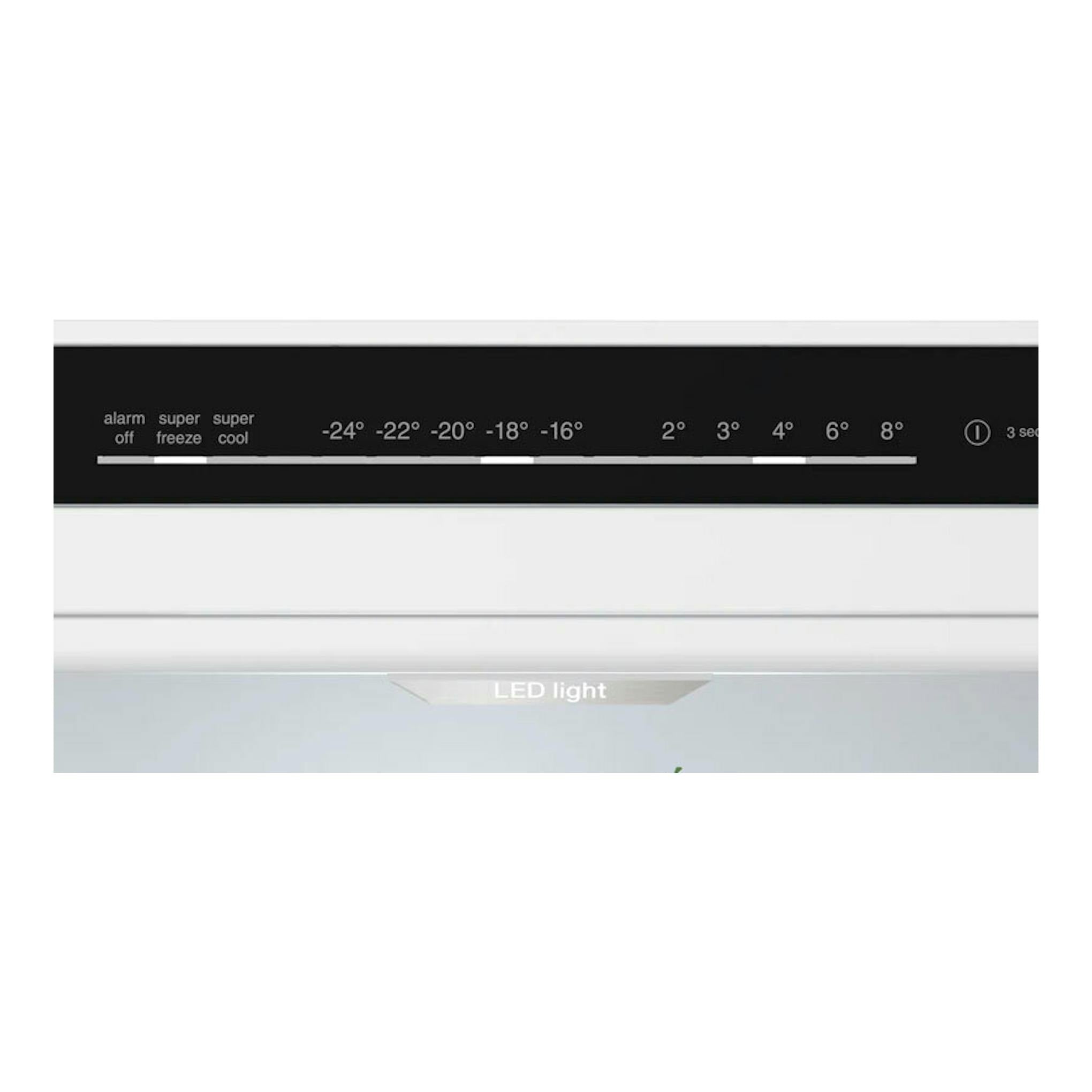 Vista frontal parcial del frigorífico combi Bosch KGN392XCF blanco con panel táctil negro.