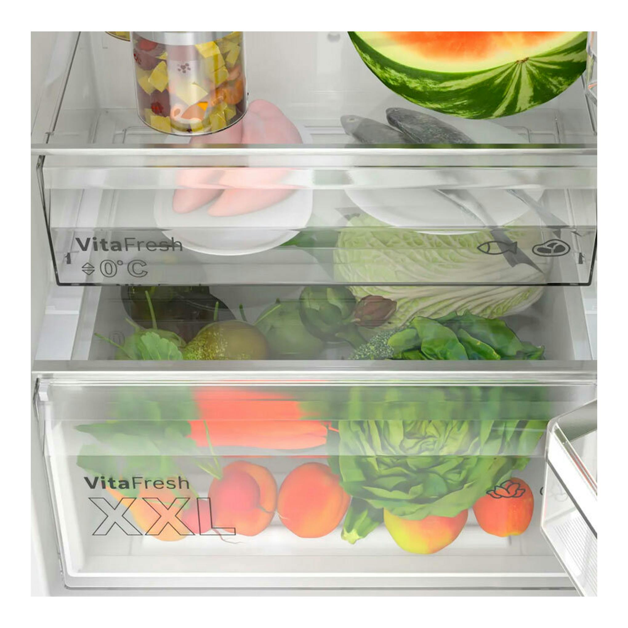 Interior frontal de frigorífico Bosch KGN392XCF con cajones VitaFresh y verduras.