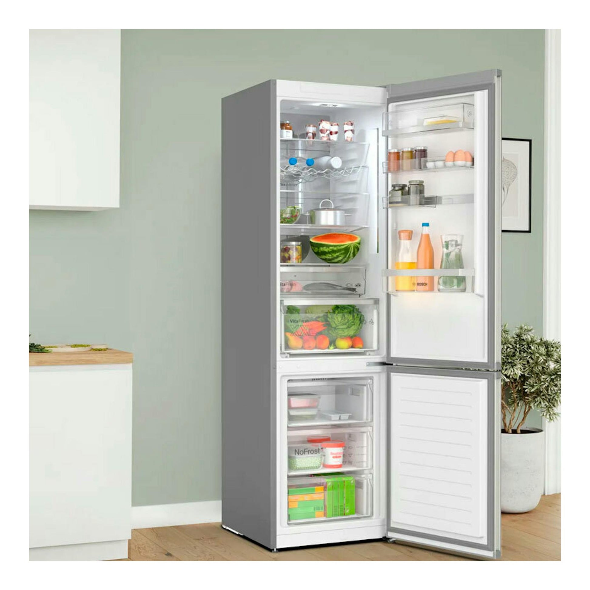 Frigorífico combi Bosch KGN394ICF inox, vista frontal con puertas abiertas y compartimentos interiores visibles.