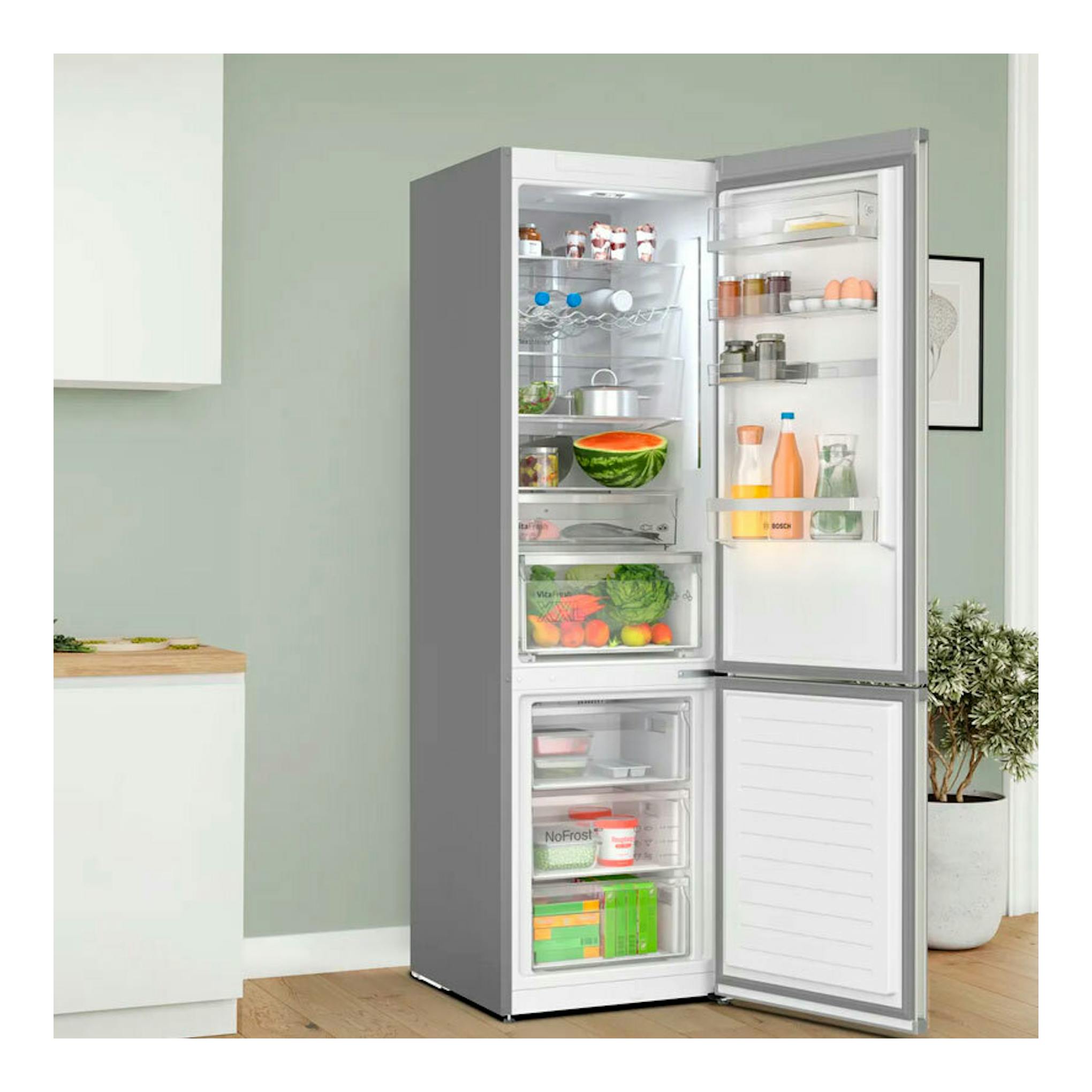 Frigorífico combi Bosch KGN394ICF inox, vista frontal con puertas abiertas y compartimentos interiores visibles.