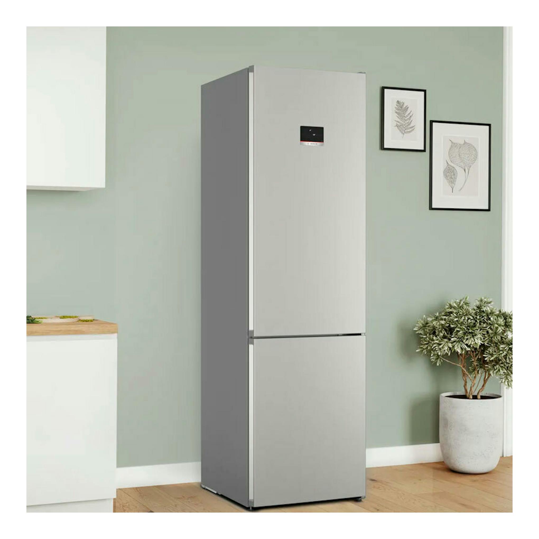 Frigorífico combi Bosch KGN394ICF inox, vista frontal en ángulo, acabado gris acero.