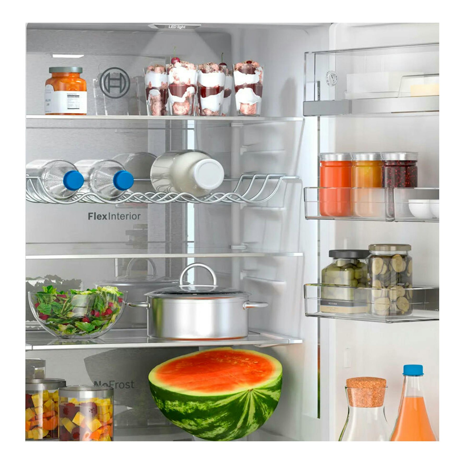 Interior de frigorífico combi Bosch KGN394ICF inox, vista frontal, con estantes, botellas, tarros y un melón.