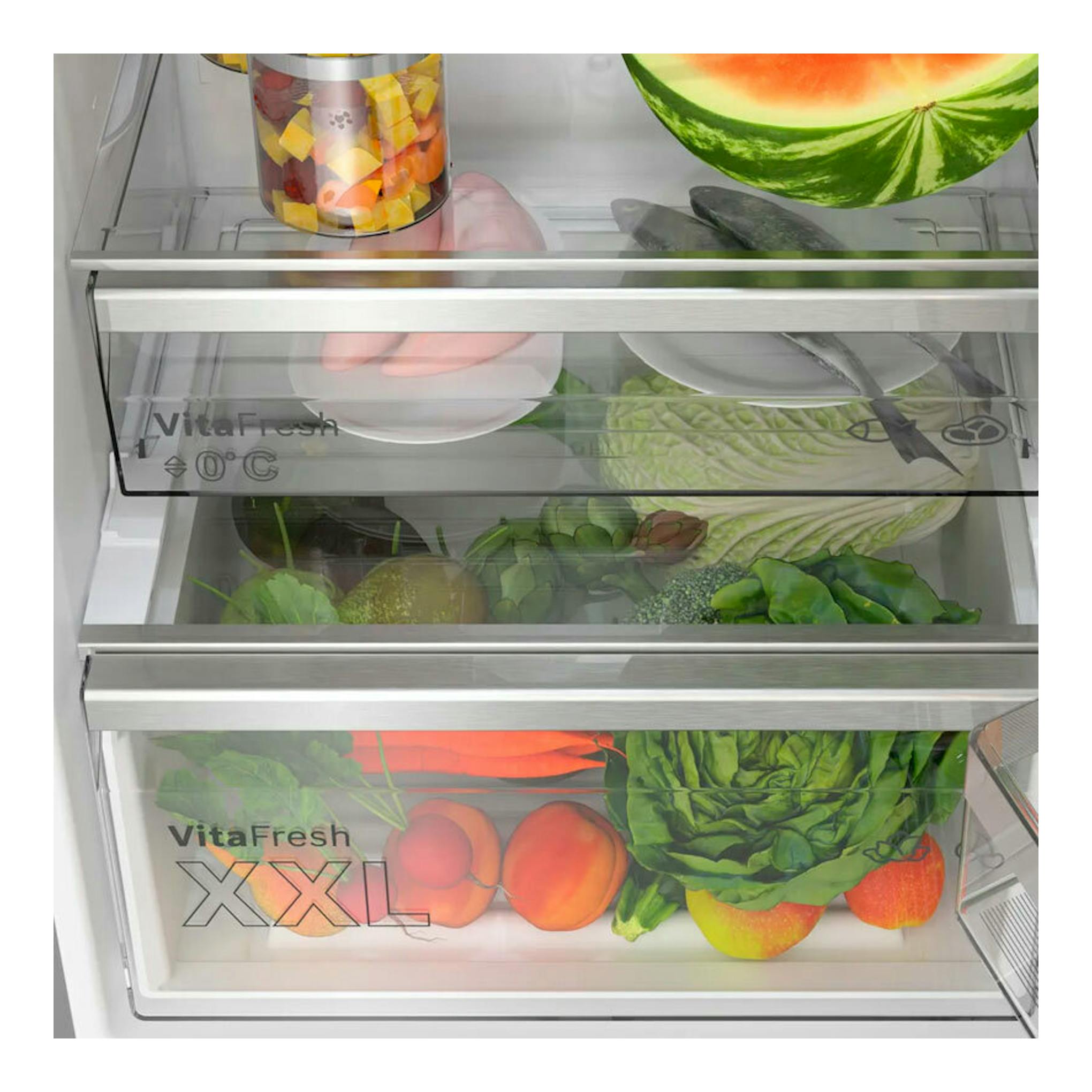 Interior de frigorífico Bosch KGN394ICF inox, con cajones VitaFresh y alimentos frescos.