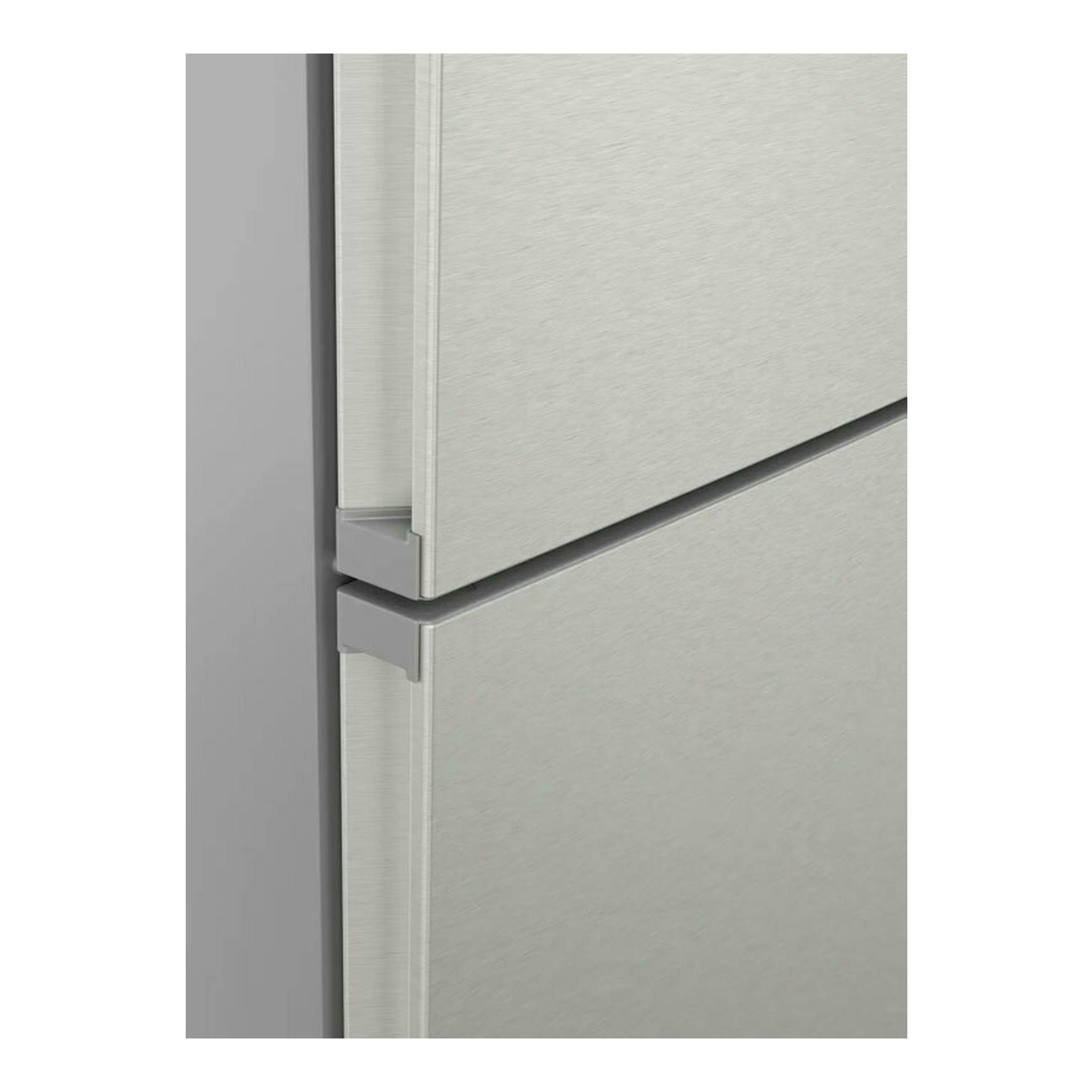 Frigorífico combi Bosch KGN394ICF inox, primer plano frontal de las puertas y tiradores grises.