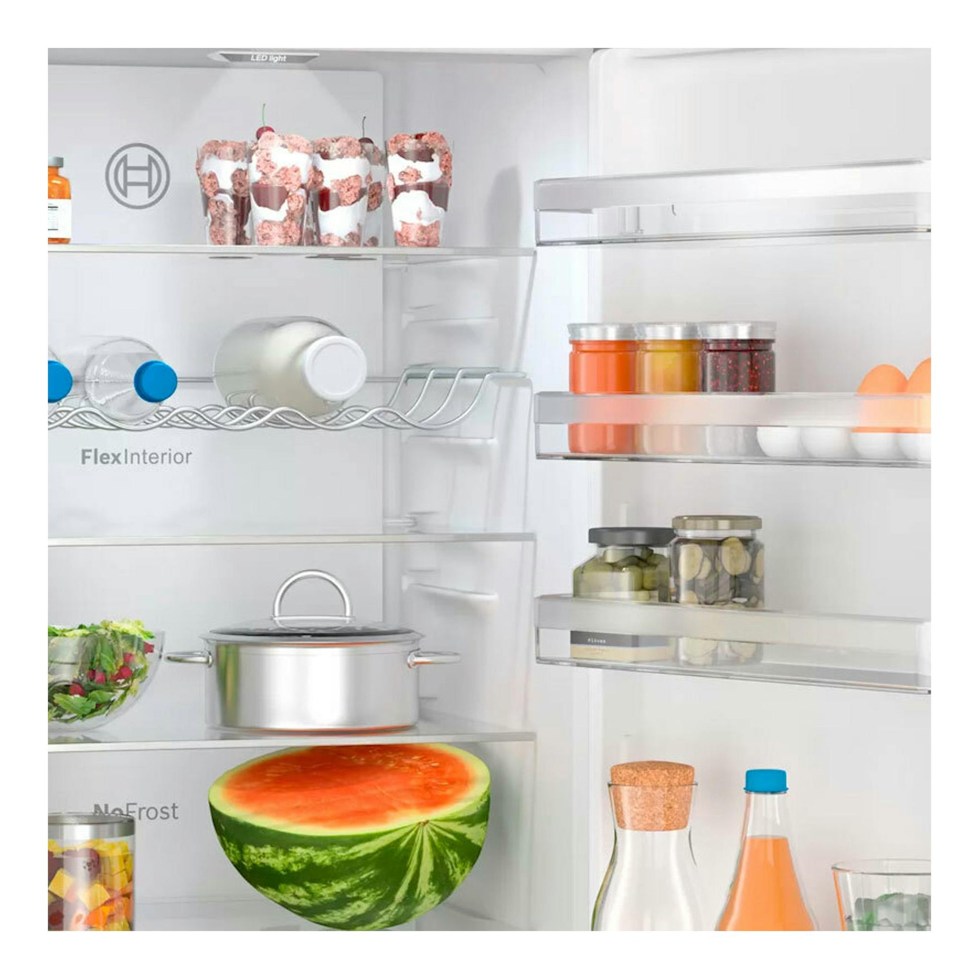 Vista frontal del interior de frigorífico combi Bosch KGN397ICT Inox, con estantes y alimentos.