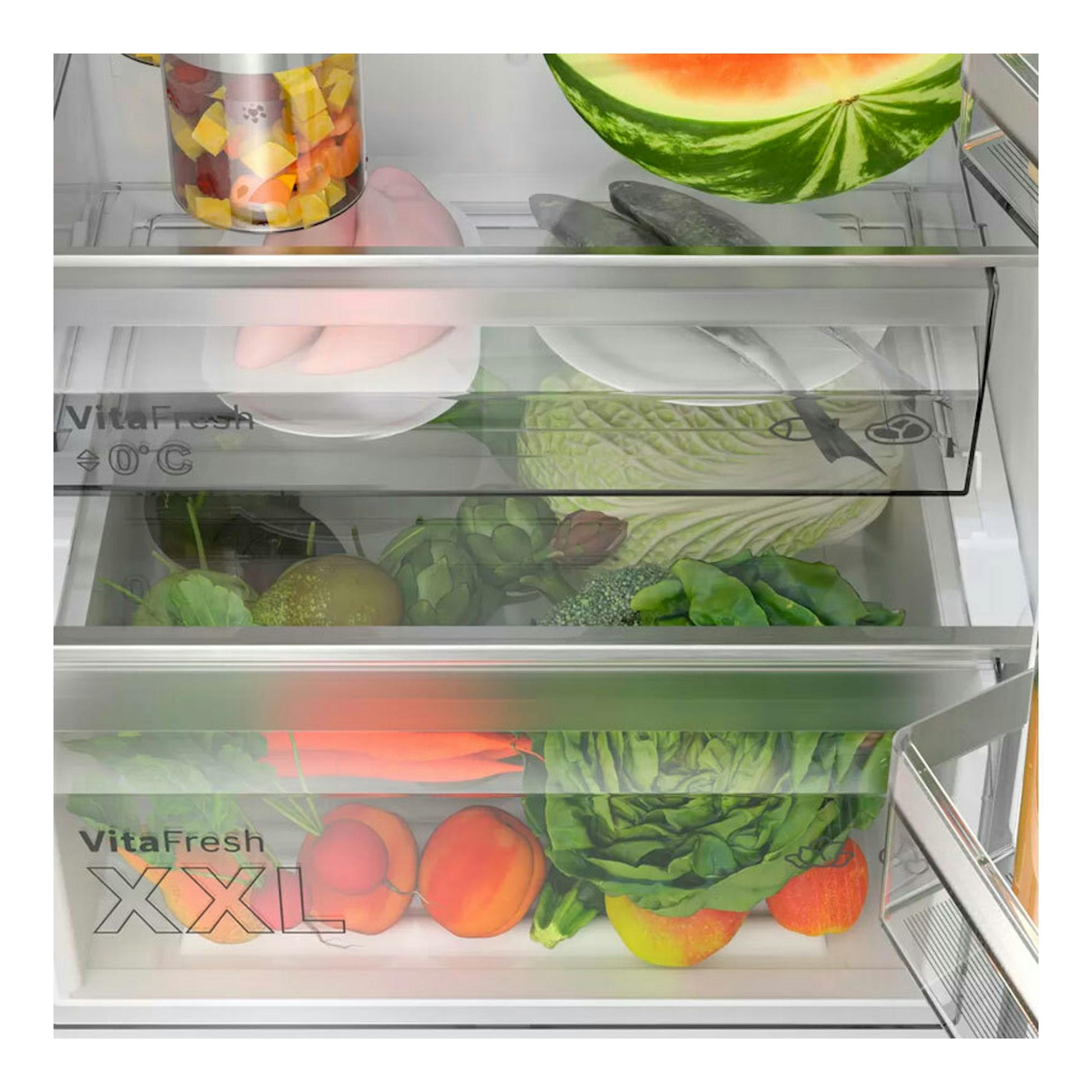 Interior de frigorífico combi Bosch KGN397ICT Inox, cajones VitaFresh con frutas y verduras.